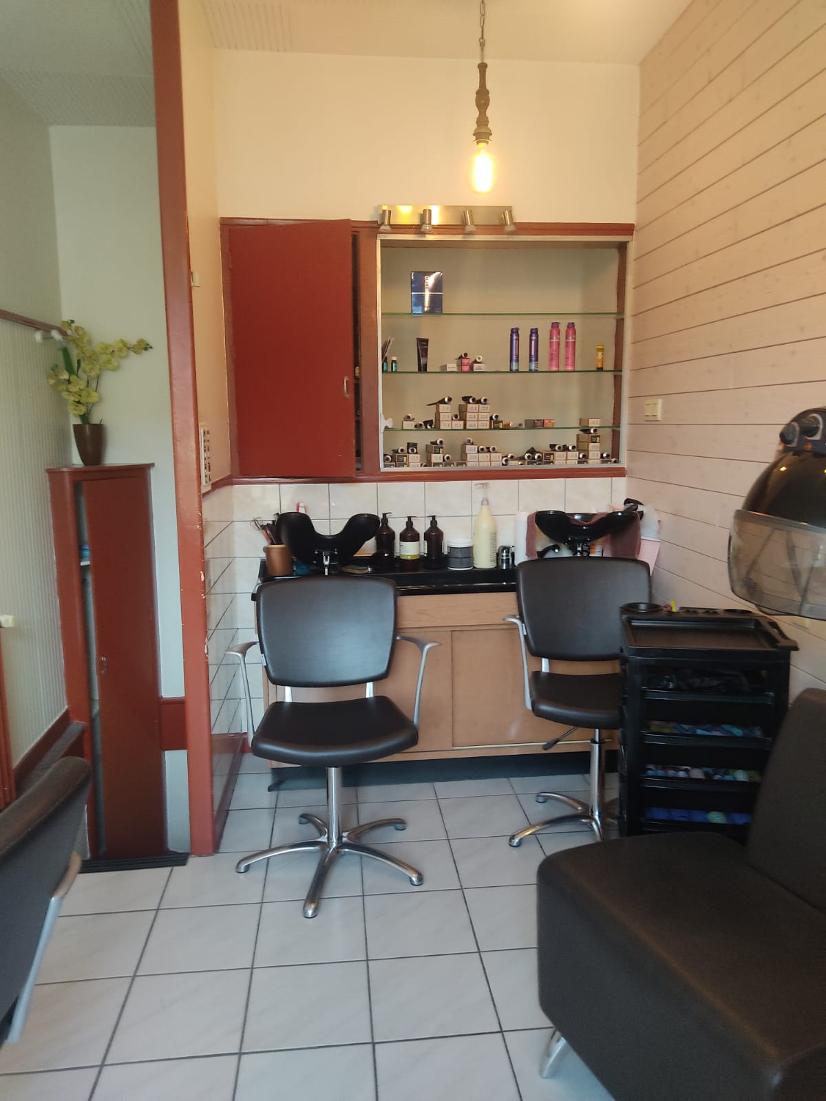 Vends fonds de commerce de salon de coiffure.
Petit salon familiale dans une petite commune thermale et touristique avec aussi une clientèle locale fidèle depuis de nombreuses années.
Le local, sous bail commercial, est situé dans le centre, sur deux niveaux avec en plus un sous sol de stockage et lieu privé.
Il y a également une employé à temps plein depuis plus de 20 ans.
N'hésitez pas à appeler pour plus de renseignements.