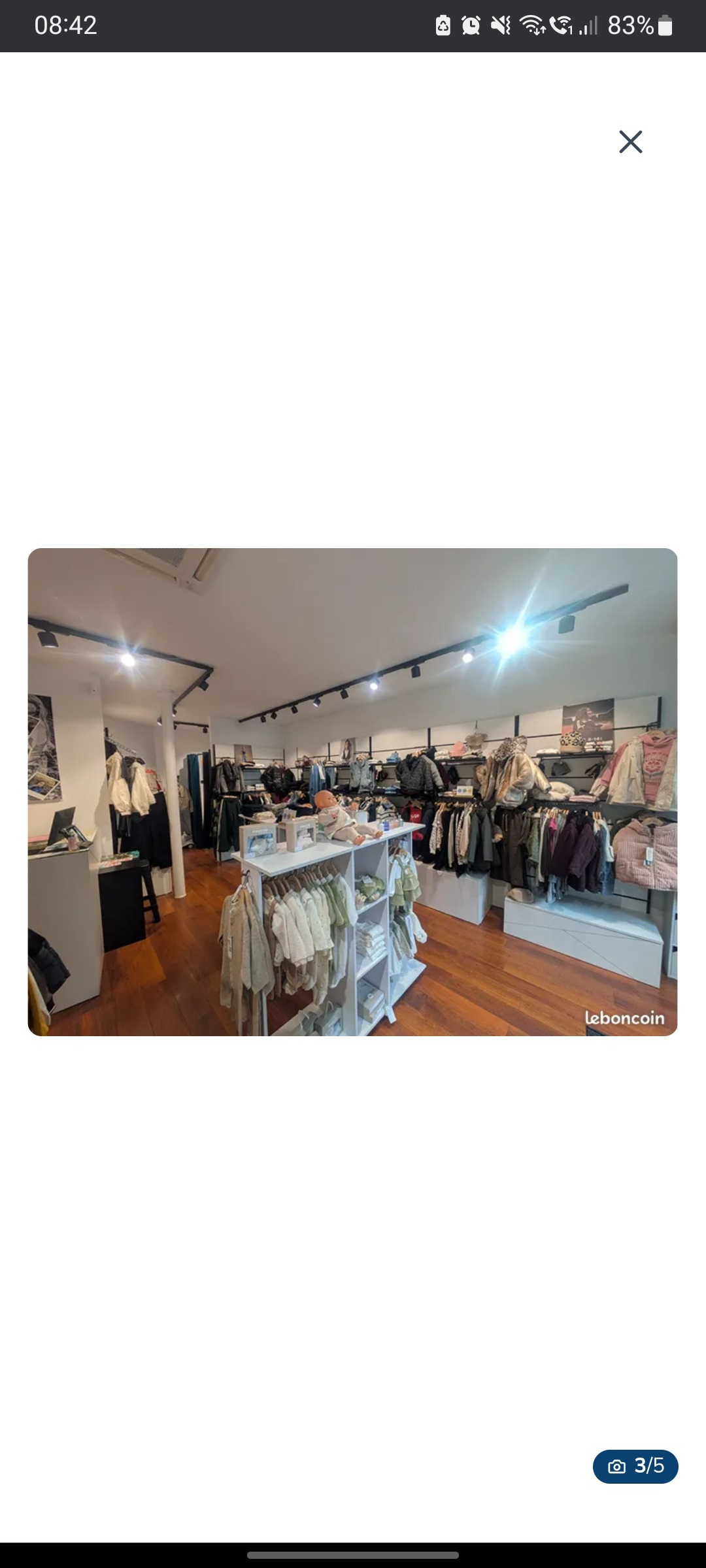 Local commercial 40 m² FOUGERES Situé en hyper-centre de Fougères, cette boutique d'environ 40 m² a été entièrement rénovée en 2023. Elle comprend, une surface de vente, réserve et WC. 2 rideaux métalliques devant vitrine et porte. Loyer mensuel de 750€ HT + 10€ de provision pour charges. Cession de Droit au Bail de 18300€ frais d'agence inclus Surface : 40 m² Non soumis au DPE Consommation énergie primaire : Non communiqué Consommation énergie finale : Non communiqué