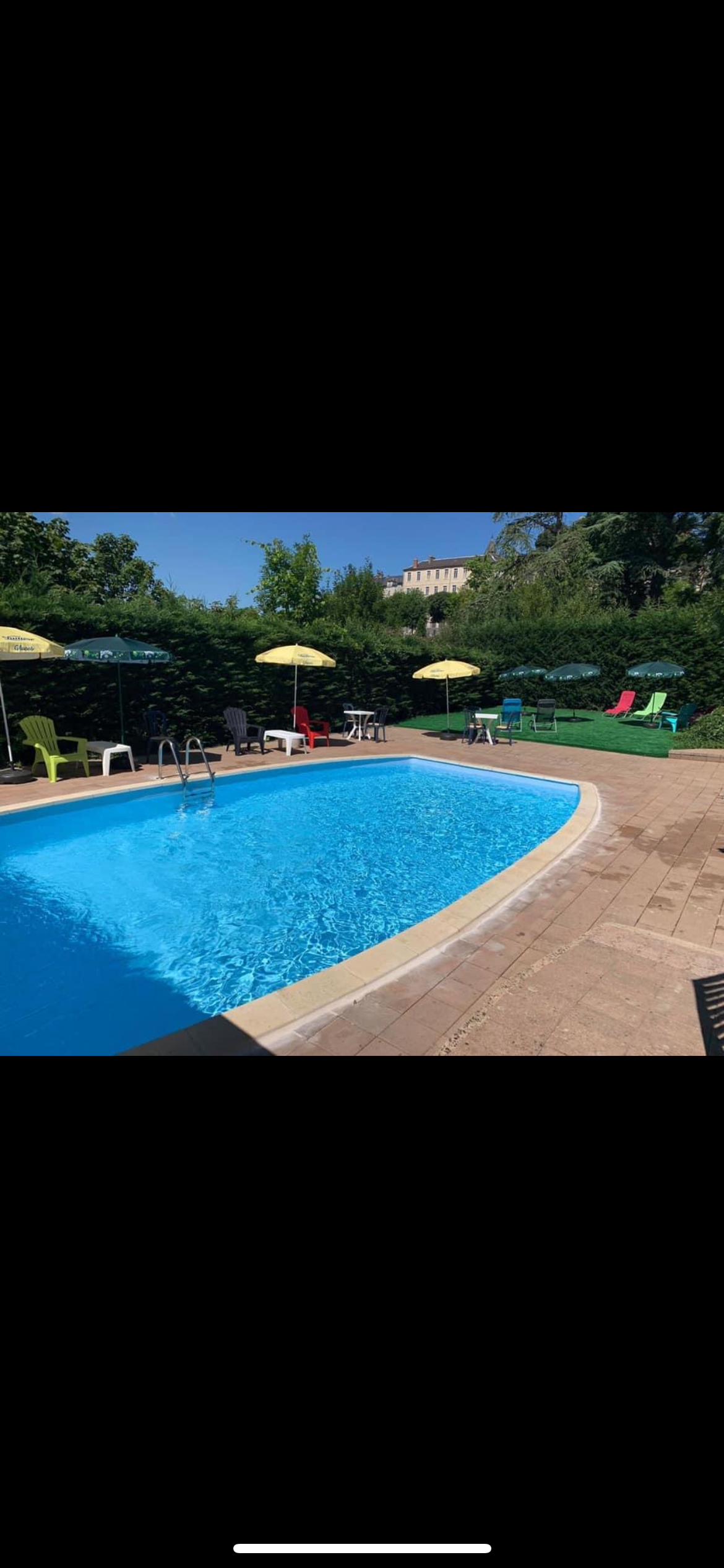 À vendre : Hôtel-Restaurant situé sur un axe stratégique Clermont-Montpellier.

- **Capacité :** 30 numéros
- **Équipements :** Piscine avec espace vert, ascenseur, salle véranda, terrasse et grand garage
- **Emplacement :** À seulement 3 minutes de la sortie d'autoroute A75
- **Proximité :** À 1h15 de Montpellier, 1h20 de Vias et Cap d'Agde, 1h30 de Clermont-Ferrand, et 20 minutes du Viaduc de Millau
- **Environnement :** Situé à proximité du village médiéval de Sévérac-le-Château
- **Horaires :** Fermé le dimanche soir et le lundi
- **Vacances :** Fermé annuellement en janvier et février
- **Option :** Possibilité d'acheter une maison mitoyenne à l'hôtel comprenant deux appartements de 100 m² chacun, refaits à neuf en 2021

Chiffres d’affaires plus de 500000€
Prix du fond de commerce 270000€
Prix des murs 380000€

Pour plus de renseignements, veuillez nous contacter.