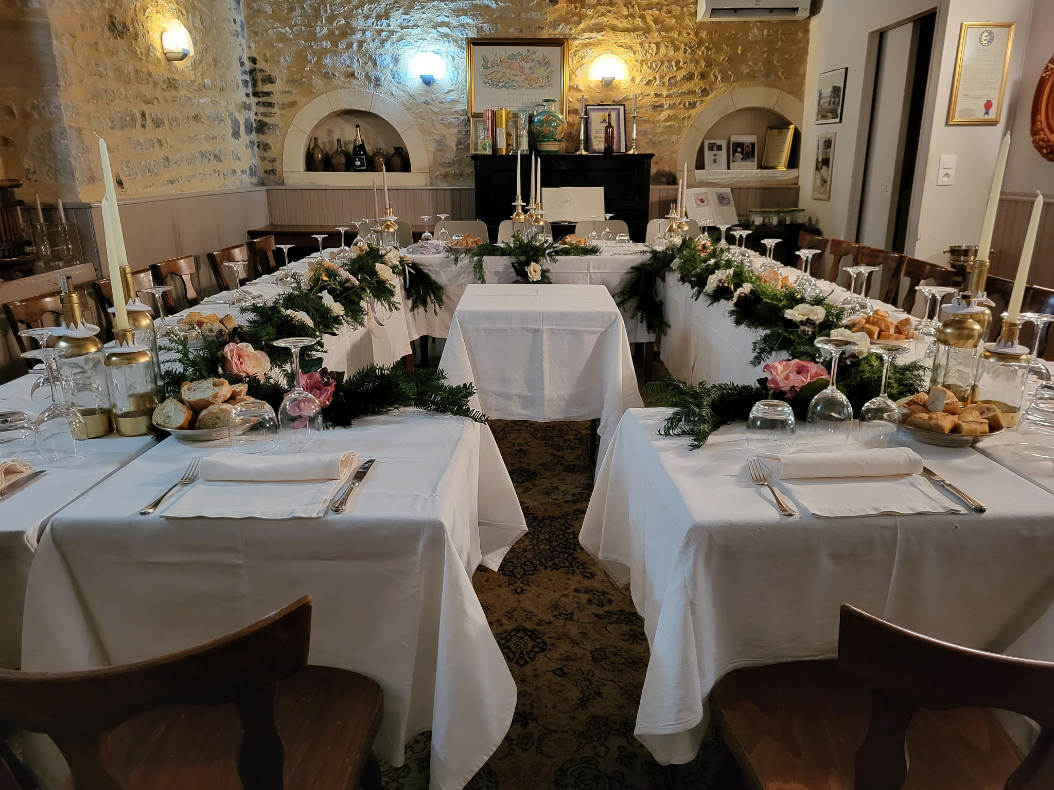 Vous souhaitez entreprendre dans un cadre de vie agréable, au cœur d’un village convivial ? Cette affaire reconnue de bar-tabac-jeux FDJ avec activité de restauration recherche un repreneur pour poursuivre son développement.

Installé dans une commune des Amognes – Cœur du Nivernais, cet établissement de proximité bénéficie d’une clientèle locale fidèle et d’une excellente réputation, notamment pour sa cuisine traditionnelle.

L’activité comprend :
- Un bar-tabac avec jeux FDJ
- Une salle de restaurant d’environ 30 couverts
- Une salle de bar pouvant accueillir 20 personnes
- Une terrasse agréable
- Une cuisine professionnelle équipée
- Une cave
- Des sanitaires aux normes PMR

L’établissement dispose d’une Licence IV et respecte les normes d’hygiène et de sécurité. L’activité est ouverte toute l’année et combine bar, tabac, jeux et restauration traditionnelle.

Les atouts :
- Affaire saine et bien tenue
- Très bonne réputation locale
- Clientèle régulière
- Établissement aux normes
- Potentiel de développement (restauration, animations, terrasse…)

Conditions :
- Prix du fonds de commerce : 130 000 € (discutable)
- Bail commercial – loyer d’environ 14 000 € par an TTC

Un accompagnement pour réussir 
La Chambre de Commerce et d'Industrie (CCI) de la Nièvre offre un soutien pour :
- La formalisation du projet
- L'élaboration du business plan et du prévisionnel
- Le montage de l'ingénierie financière et la recherche de financements

Une belle opportunité pour un couple ou un entrepreneur souhaitant reprendre un commerce de village vivant et reconnu.

Pour plus d'informations ou pour manifester votre intérêt, veuillez consulter l'annonce complète sur Transentreprise : https://www.transentreprise.com/offres/fiche/BFC263517H/bar-tabac-fdj-restaurant-affaire-reconnue/bourgogne-franche-comte/nievre/nevers-sud-nivernais