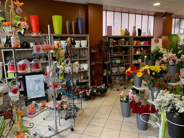 Description de l'activité & locaux 
A cédez fonds de commerce suite à départ à la retraite.
Idéalement situé au centre de la commune, ce commerce propose une activité principale centrée sur les fleurs coupées, plants et articles funéraires mais aussi articles cadeaux, dépôt pressing et relais colis (Mondial Relay).

Affaire viable pour une personne. Pas de gros travaux à prévoir.

Le commerce est actuellement ouvert de 8h30 à 12h et de 14h à 19h du mardi au samedi et le dimanche matin de 8h30 à 12h30.

Magasin de 48 m2 et 18 m2 de réserve.
Electricité refaite en 2016 tout comme l'enseigne et la vitrine.

Parking gratuit situé juste en face du magasin.

Accompagnement par le cédant possible

Conditions de Vente :
- Prix de vente : 35 000 € négociable
- Bail commercial 3/6/9
- Loyer mensuel 420€