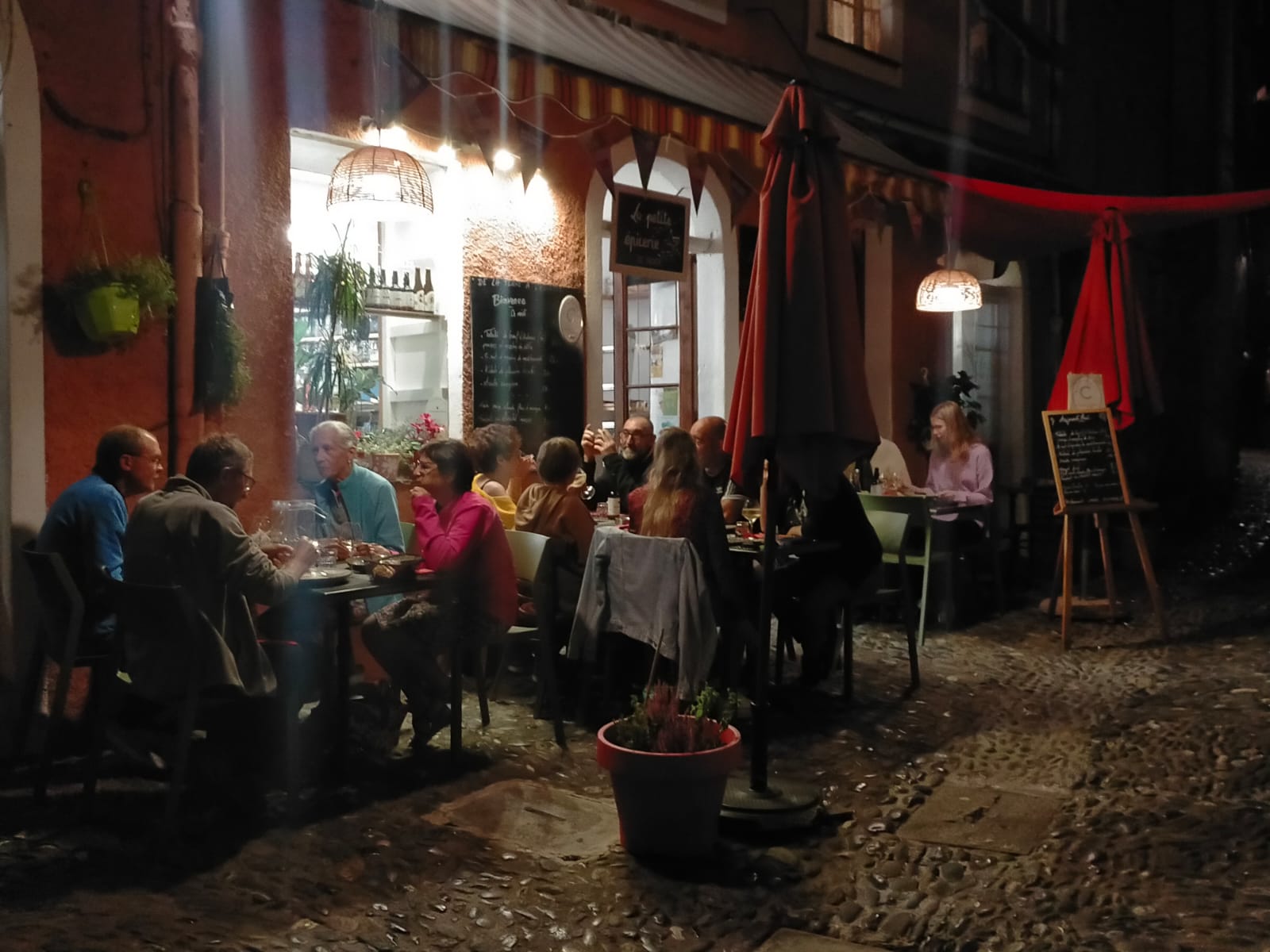 Pour raisons de santé, cède fonds de commerce d’un restaurant traditionnel épicerie fine qui est également la cantine scolaire de l’école du village.

Le plus de l’entreprise :  Bonne notoriété auprès d’une clientèle locale et 
touristique, situé au centre d’un village labelisé plus beau village de France. Etablissement en bon état et aux normes hygiène.

Capacité 35 couverts à l'intérieur, 25-30 en terrasse. Réserve de 40m2 et cuisine de 25 m2. Licence 3. Loyer annuel HC : 4.280 €. Pas de salarié à reprendre. 

Profil du repreneur : idéal couple, Compétences dans la restauration, dynamique 
avec le sens de l’accueil et du service