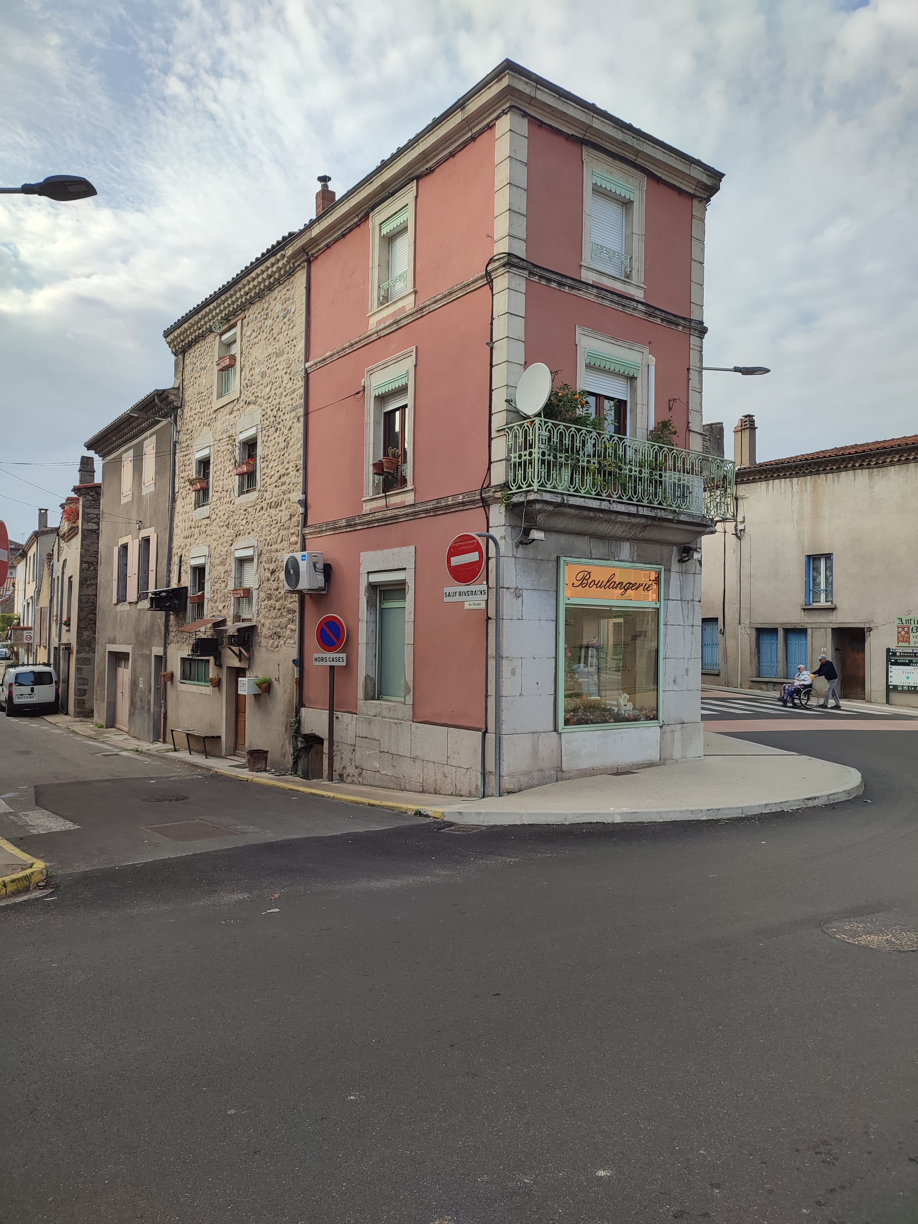 Vend boulangerie pâtisserie+logement four à bois à gueulard matériel entretenu (25 ans ) pâtisserie et snacking à développer ,Tenu depuis 30 ans  fond et bâtiment refait complètement en 1998 logement F4 sur 2 étages environ 150 M2    cause santé prix à débattre