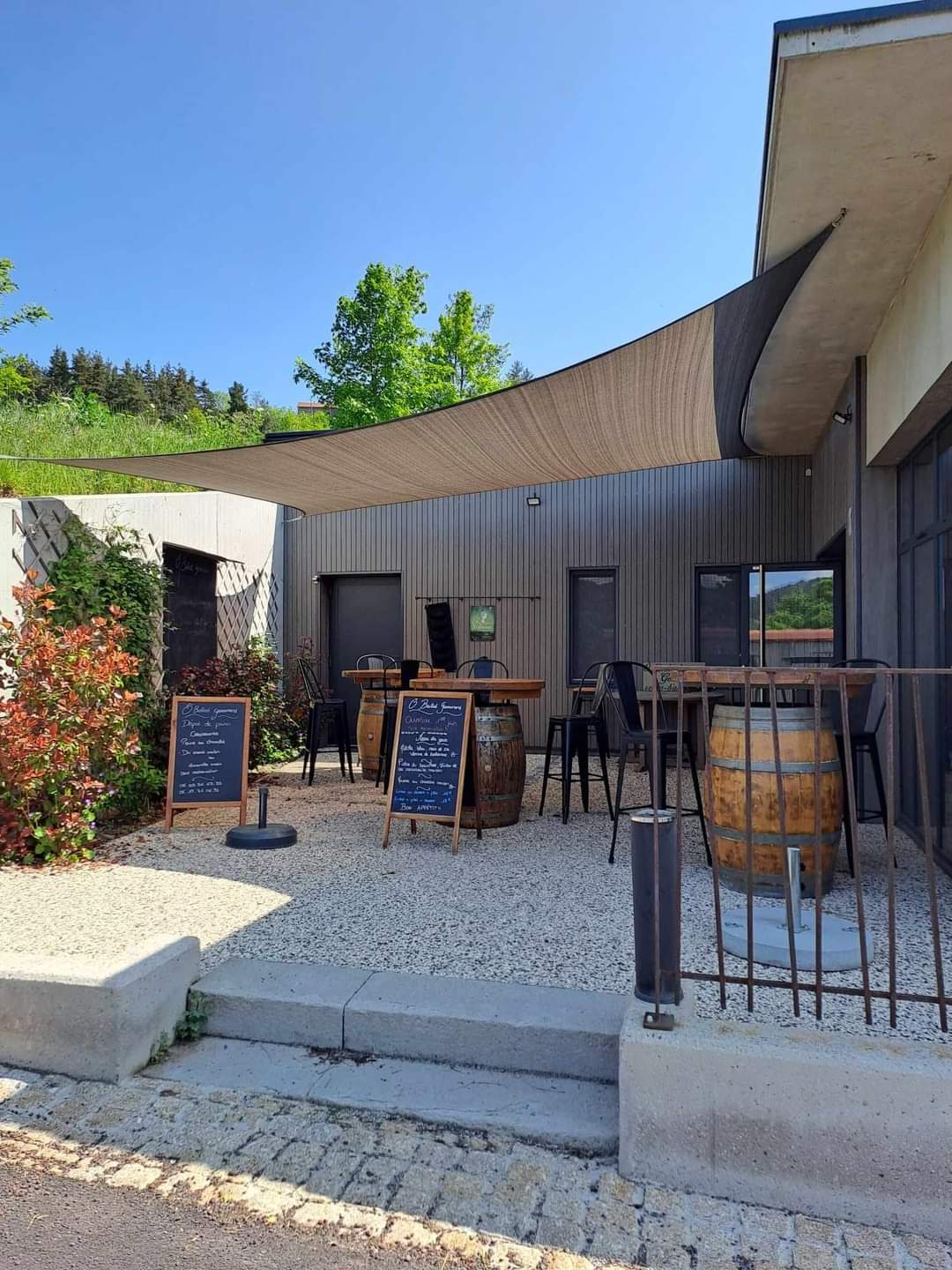 Situé sur un axe touristique entre le département de la Haute Loire et de L'Ardèche, ce restaurant positionné dans un village de caractère offre par sa capacité une salle de 26 couverts avec une terrasse de 15 couverts.
 
 Restauration traditionnelle et du terroir, la clientèle donne de très bon retour. L'état de cet établissement est en très bon état. 
 La cuisine pro est entièrement équipée. 
 
 Possibilité de loué un appartement proche du commerce pour un prix de 200EUR par mois Une visite est souhaitée pour ce donner une idée de fonctionnement pour l'exploitation de cet établissement.