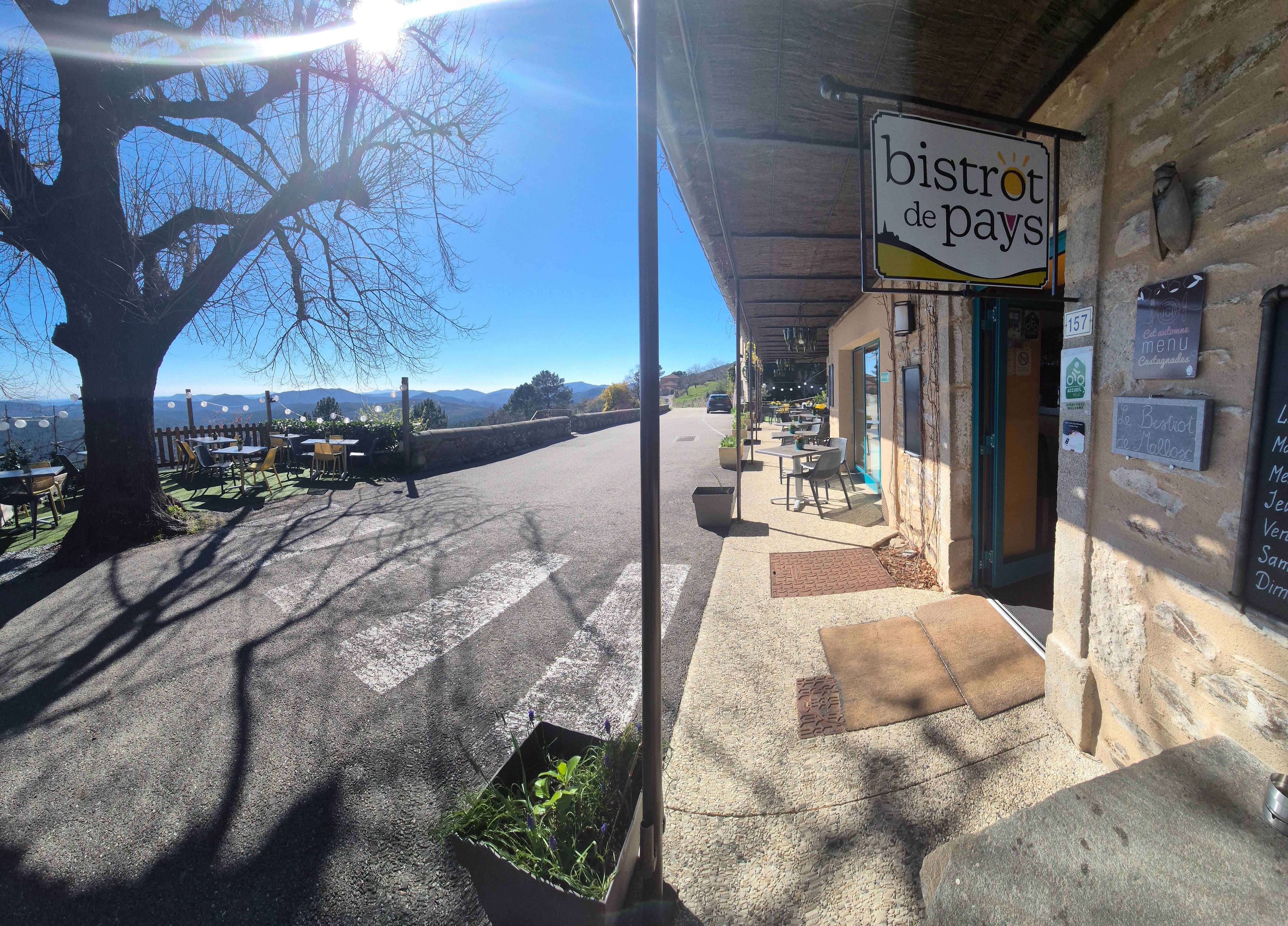 L’établissement est implanté sur la commune de Malbosc, il bénéficie d’une vue panoramique unique sur les Cévennes d’Ardèche et gardoises, avec un dégagement jusqu’au Mont Ventoux. Il développe une activité de restauration traditionnelle (Licence IV), structurée autour d’une carte courte (4 entrées, 4 plats, 4 desserts) renouvelée chaque semaine, avec une production intégralement réalisée sur place à partir de produits frais et locaux. Le panier moyen est supérieur à 40 € TTC

L’activité principale est complétée par une offre de services de proximité (épicerie, dépôt de pain saisonnier, gaz, service postal), participant à l’ancrage local de l’établissement. L’exploitation est aujourd’hui assurée par un couple de dirigeants, sans recours à du personnel, avec un dimensionnement volontaire de l’activité permettant de maîtriser les conditions de travail et la qualité de service. 40 couverts par service maximum en étant sur la carte. 65 couverts lors de menu unique type paella par exemple.

Labels et référencement:

Label Bistrot de Pays
Accueil Vélo (référencement sur la Trans Cévenole)
Dispositif De la rando à l’assiette (réseau Cévennes d’Ardèche)

Caractéristiques des locaux:

Salle : 35 m²-> 32 couverts
Cuisine : 12 m²
Plonge : 6 m²
Réserve : 10 m²
Espace épicerie : 20 m²
Terrasses : environ 80 m² -> 85 couverts
Local conforme ERP type 5, normes d’hygiène et de sécurité en vigueur
Loyer de 688 € TTC / mois (Licence IV comprise dans le bail commercial), absence de droits de terrasse
Aucun investissement réglementaire à prévoir
Possibilité de logement type F3, surface 70m2 en supplément au dessus du restaurant ( bail classique privé loyer 450 Euros TTC )

Communication et visibilité:

Page Facebook active : + de 1800 abonnés
Google My Business : 4,7/5* sur Google, basée sur plus de 240 avis
Visibilité via les labels et les offices de tourisme

Informations complémentaires:

Clientèle locale fidèle et forte affluence du mois d'avril à fin octobre
Période de fermeture annuelle de 8 semaines.
Chiffre d'affaires 2025 : près de 130 000 € HT
Prix de vente du fonds de commerce : 98 000 €.

Contact CCI de l'Ardèche
Devès Mickael 
0475880707