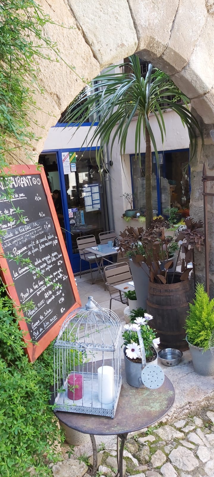 Situé dans la rue la plus passante de Bruniquel, l’un des plus beaux villages de France, un établissement plein de charme offrant un fort potentiel de développement touristique et commercial.

Le bâtiment développe environ 190 m² sur 3 niveaux et comprend :

un restaurant chaleureux et réputé,
une terrasse couverte,
une agréable cour intérieure,
une chambre d’hôte,
ainsi qu’un appartement sous les toits actuellement exploité en gîte à la semaine.

Les volumes et la configuration du bâtiment permettent de nombreux projets : développement de l’activité restauration, hébergement touristique, création de plusieurs logements, activité mixte ou projet familial.

Bruniquel bénéficie d’une attractivité touristique en constante évolution grâce à 
-ses célèbres châteaux médiévaux qui accueillent près de 33 000 visiteurs par an,
-la renommée internationale de la grotte de Bruniquel et de ses découvertes sur Néandertal,
-ainsi qu’au tourisme nature autour des Gorges de l’Aveyron, très prisées des randonneurs, cyclistes, amateurs de canoë et visiteurs en quête d’authenticité.

L’établissement profite d’un emplacement stratégique au cœur du village, avec un passage important toute l’année et une forte fréquentation en saison.

Une belle opportunité pour des porteurs de projet souhaitant allier qualité de vie, patrimoine et activité professionnelle dans un cadre exceptionnel.

Vente du fonds de commerce et des murs.