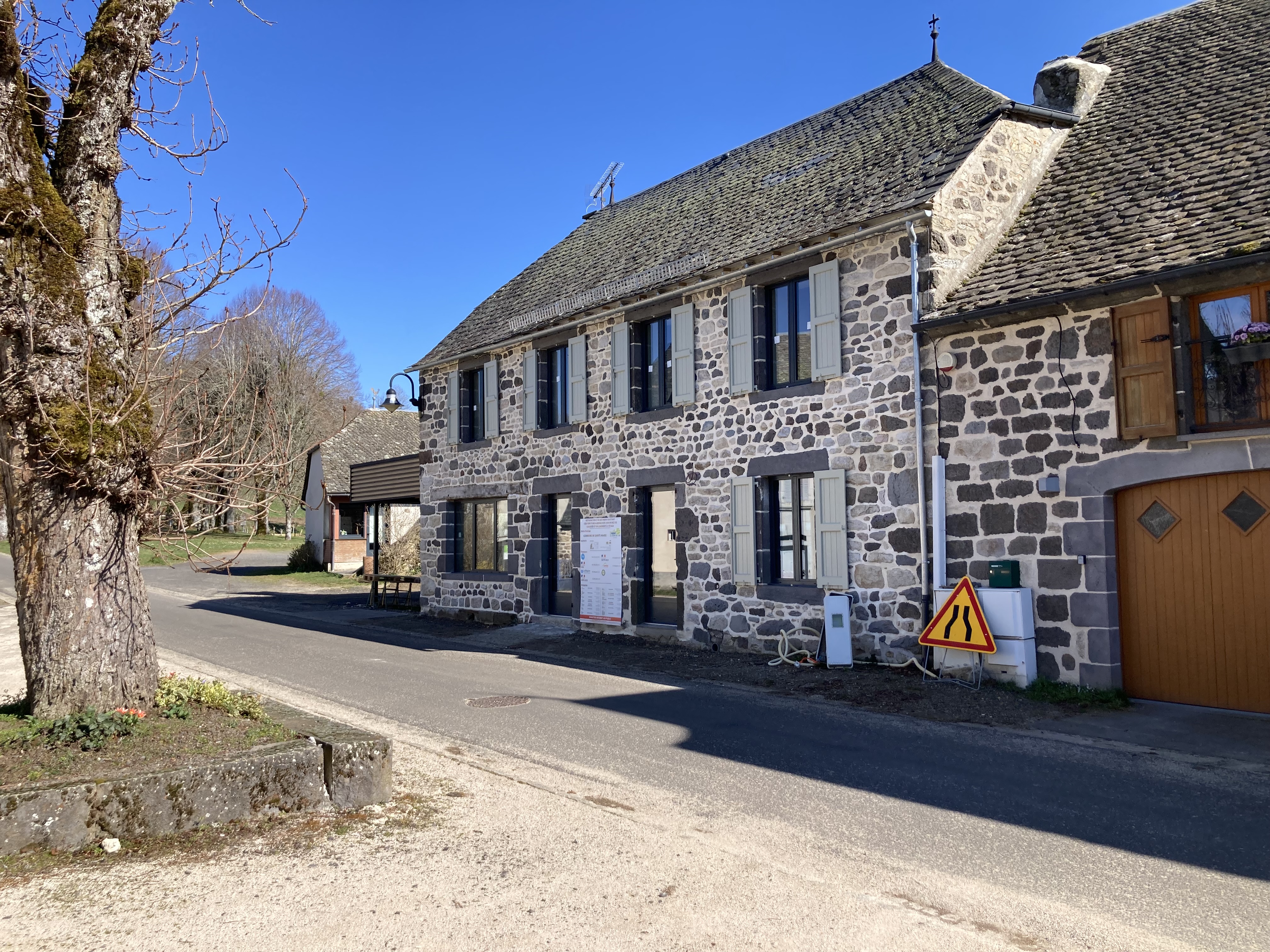 BAR-RESTAURANT DANS UN VILLAGE DE CHARME