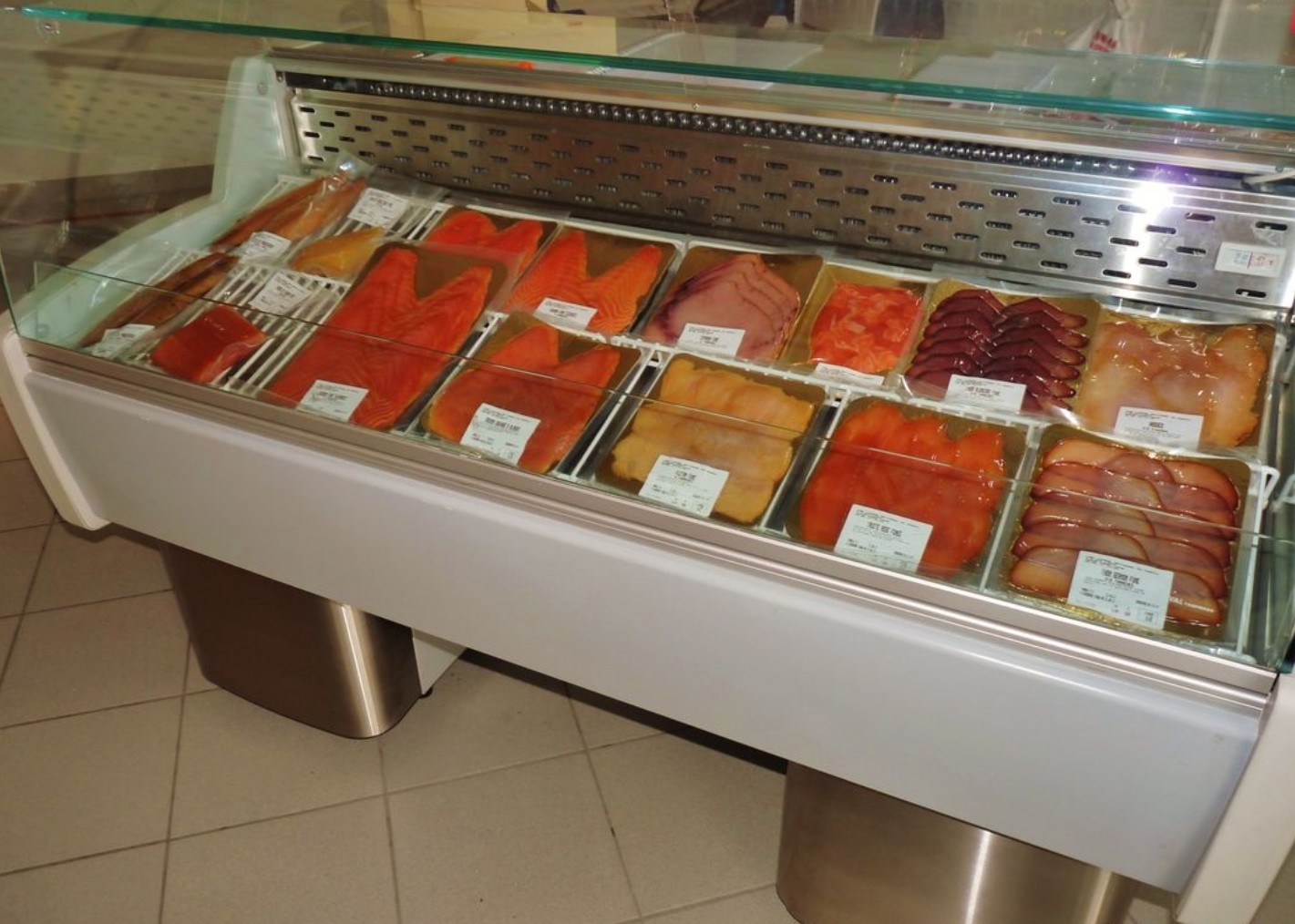 Cessation d'activités pour cause retraite, après 11 ans d'activités nous recherchons un repreneur pour notre activité de fabrication artisanale et vente directe de poissons fumés. Nous sommes prêts à former et accompagner le temps nécessaire les personnes intéressées. Nous transformons de façon artisanale et vendons notre production tel que : saumons, truite, harengs, maquereaux, cabillaud, lieu, espadon, marlin, thon germon et albacore....à une clientèle de fins gourmets qui savent apprécier la qualité du produit et de la fabrication. Nous vendons sur les marchés locaux, sur le lieu de production et dans des magasins de producteurs locaux. Merci de nous contacter si vous êtes intéressé.