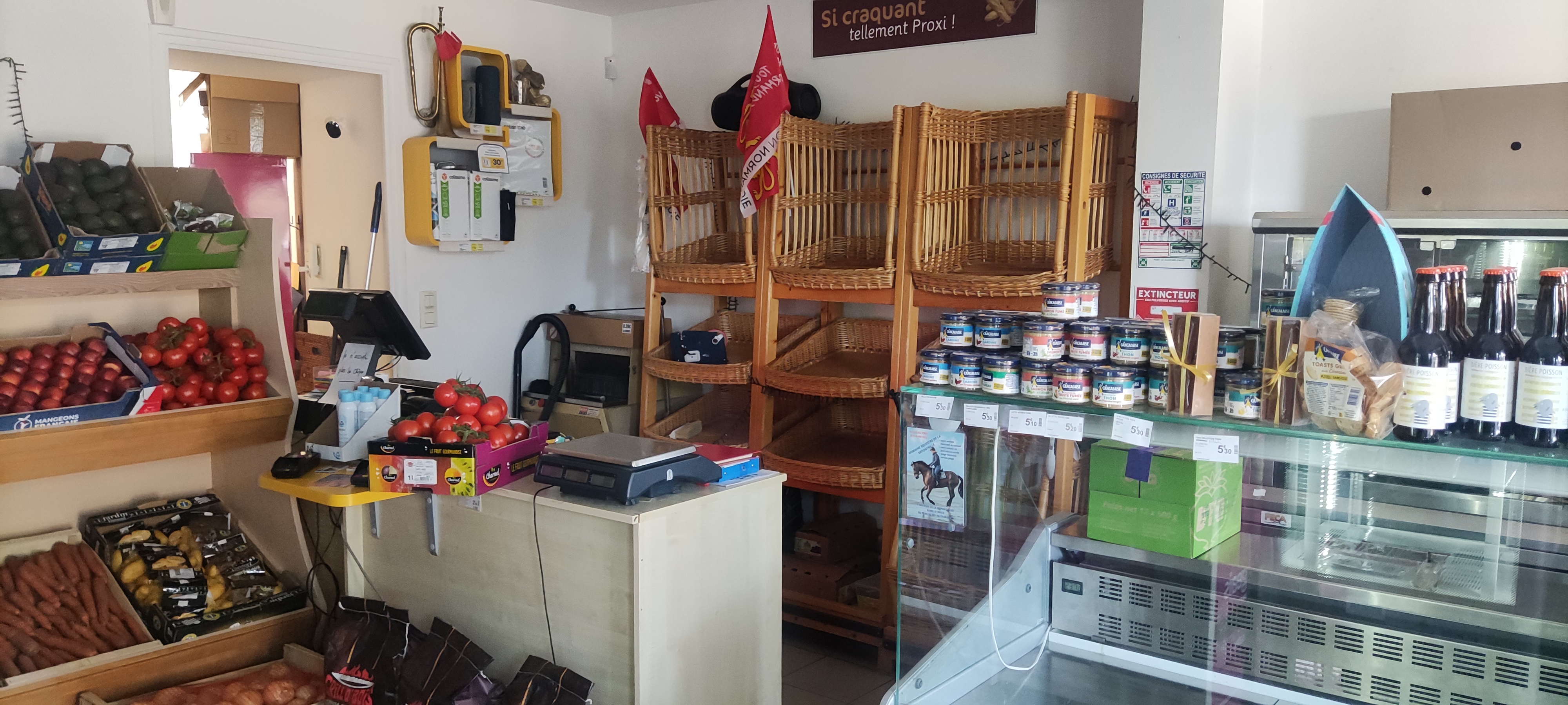Dans un petit village de Normandie a 20 km du Mont St Michel 
Manche (50) : Dans une commune de la région d'Avranches (50300), sur un axe routier passager, à vendre un fonds de commerce de supérette, relais poste, presse, dépôt de pain  et de.gaz, retrait Crédit Agricole , fleurs, retouches,  traiteur.

Locaux composés d'un magasin d'une surface d'environ 55 m², d'une réserve  et d'un laboratoire.

Parking devant l'établissement.

Logement t4 à l'étage (possibilité de l'occuper ou de le sous-louer). Avec un terrain de 500 M2 clôturé sur l arrière.


Affaire pouvant convenir à une ou deux  personne .  Développement française des jeux et tabac. 

Prix net vendeur de 80 000 € + 7 % TTC (5,83 % HT) des honoraires d'agence à la charge de l'acquéreur.
Surface commerciale : 55 m²
Surface totale : 100 m²

Points fort :
- Un axe passager.
- Stationnement.
- Logement.

Loyer mensuel : 832 € HT hors charges
Logement de fonction présent : oui