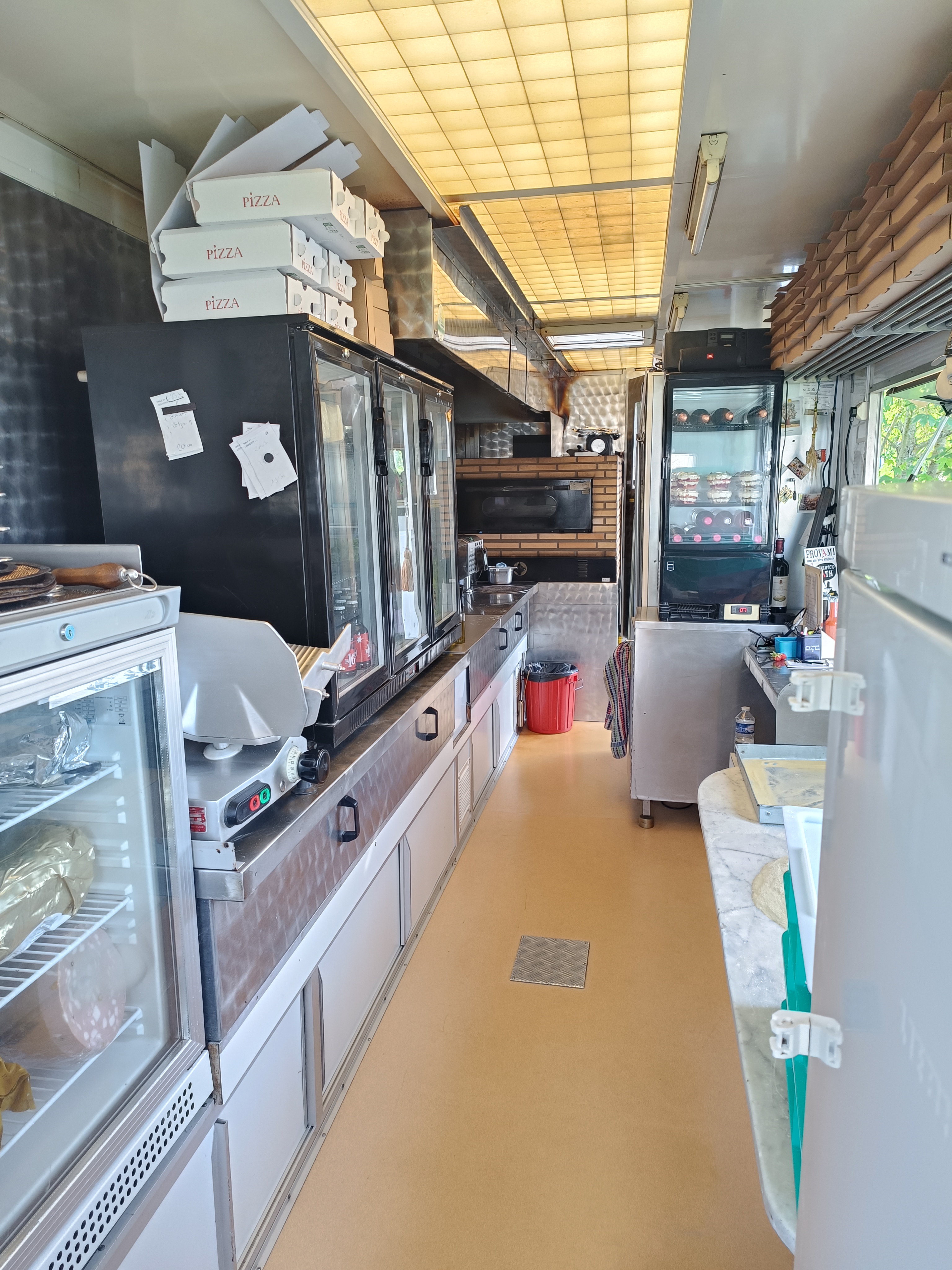 Cause santé cherchons personne pour reprendre notre camion FoodTruck situé sur la route des vins ( menetou-salon/ Sancerre..)
Idéalement placé en face du bar restaurant " le Guet-Apens"  de notoriété locale lui aussi.
En activité depuis plus de dix ans maintenant nous vous offrons une véritable clientèle fidèle pour continuer l'aventure.
Ouvert du mercredi au dimanche le soir uniquement ce lieu peut bien évidemment proposer plus d'heures et de jour d'ouverture.
Énormément de matériels vendus avec le camion. 
Restons avec les nouveaux repreneurs si besoin pour formation au métier de pizzaiolo.
Véhicule non roulant/ carte grise à mon nom.
FoodTruck situé sur un terrain privé et branché sur un compteur privé EDF