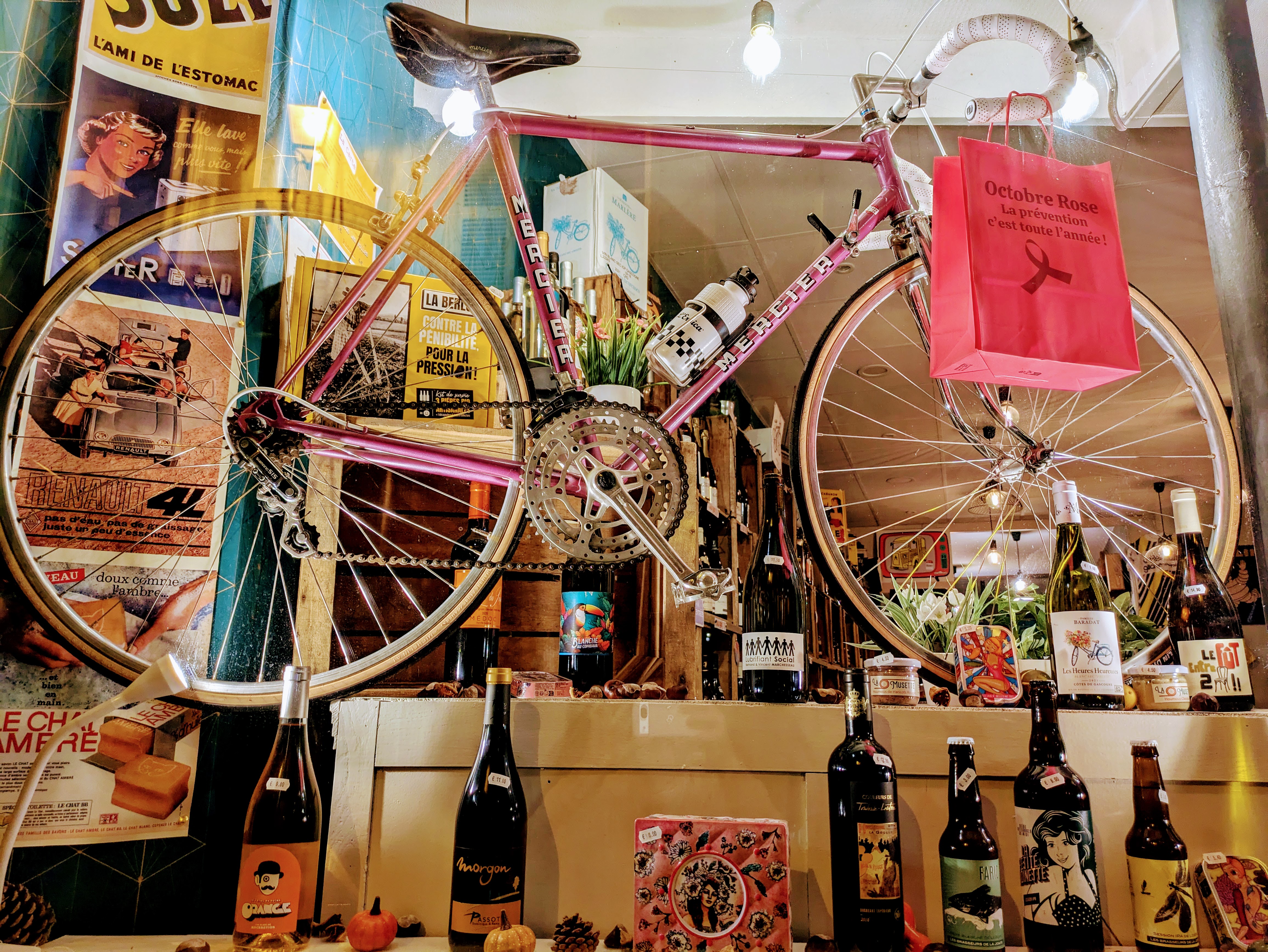 Situé en plein cœur de Saint-Amand-Montrond, dans une rue piétonne, le magasin La Gaule et Cie est une adresse connue et appréciée des habitants où l’on trouve des produits made in France. Pourquoi aller chercher ailleurs ce qui ce trouve juste à nos côtés, dans nos régions ? Véritable lieu de rencontre, il allie à la fois cave à vins, à bières artisanales et spiritueux d’une part  et un bar convivial où l’on peut y déguster ces produits. Les clients et amis aiment se retrouver pour partager un moment chaleureux. 
L’établissement bénéficie d’une belle réputation grâce à son ambiance accueillante, sa sélection de produits de qualité et sa capacité à créer du lien. Ce lieu unique marie le plaisir de la découverte des saveurs avec celui de la convivialité et le tout dans un esprit rétro.
Cette activité est facilement développable, elle est ouverte « seulement » les mercredis après-midi, vendredis et samedi matin jusqu’à 14 h. 
Atouts :
Emplacement idéal au cœur de la ville.
Clientèle fidèle et régulière.
Concept alliant commerce et lieu de vie.
Potentiel de développement (restauration, animations, soirées dégustation, élargissement de la gamme).
Une belle opportunité pour qui souhaite reprendre une affaire clé en main et poursuivre l’histoire de ce lieu emblématique de Saint-Amand.
Et si l’on parlait chiffres ? Le chiffre d’affaire est de 86500 € en 2024. Sera intégré lors de la cession : 
Le stock de Marchandises (vin, bières…) 11000 €, Matériel (frigos, vitrine, Lave verres, machine à pression, four / induction, marmite vin chaud, stérilisateur, verres…) 4000 €, Mobilier (tables et chaises en Formica, caisses à pommes, rayonnage, meubles, cheminée électrique, équipement musique Bose et Samsung, kits déco…) 4000 €, Licences 4 pour 16000 €.
Du côté des charges, le loyer avec la consommation d'eau est à 450 €.
Sur les photos vous pourrez apprécier la vie de la boutique en terrasse, la cuisine, sur la fiche google  La Gaule une visite virtuelle lors de l’exposition du Tour de France, sur la page Facebook, la vie du lieu. Bonne visite à vous et à bientôt. Sylvain Lesage