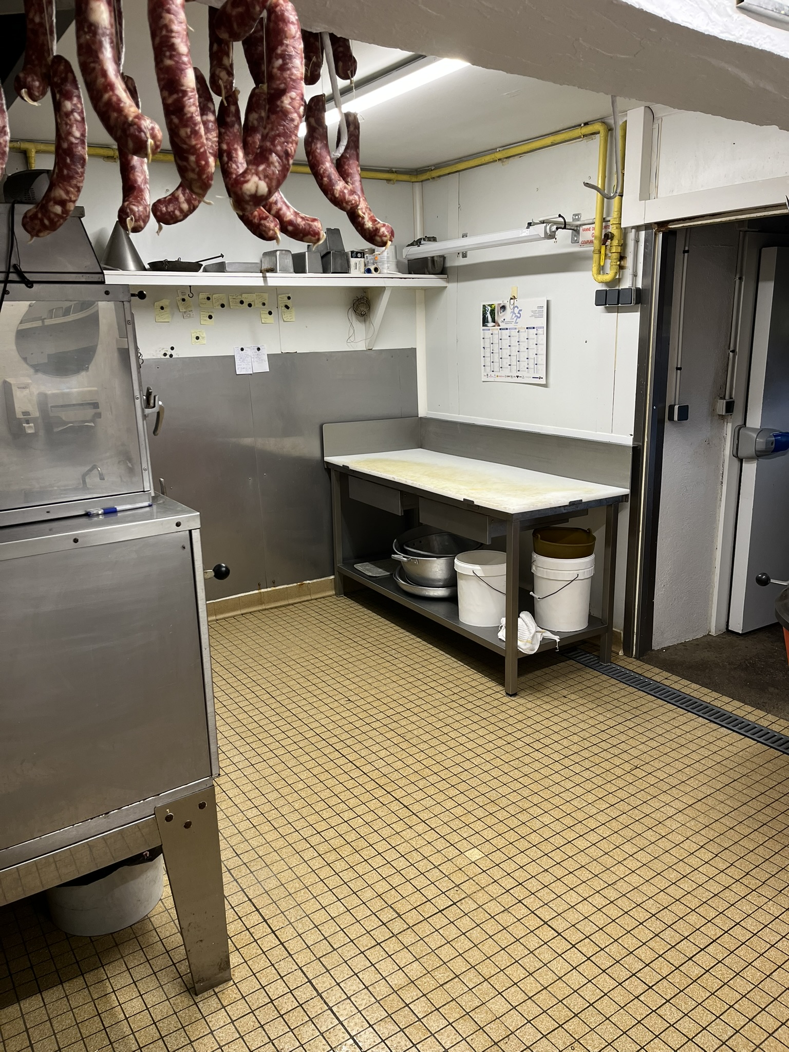 À vendre fonds de commerce d’un bar-charcuterie, implanté depuis plus de 28 ans en centre-bourg de Chénérailles. Cette charmante commune rurale dynamique de près de 800 habitants est située à 30 min de Guéret et 18 min d’Aubusson. La commune de Chénérailles dispose de tous les commerces et services essentiels de proximité (école, cabinet médical, pharmacie, salons de coiffure, boulangerie, supérettes, fleuriste, bar-tabac-pmu-FDJ, Presse-FDJ, bar-restaurant, restaurant gastronomique, friterie, station-service, laverie automatique…). Clientèle locale et fidèle.

Ce commerce atypique allie une activité de bar (débit de boissons), de petite restauration à emporter (sandwichs, quiches, pâtés à la viande…), de la fabrication et vente de charcuterie (90 % de fabrication maison).

Local professionnel de près de 80 m², composé d’un espace bar d’environ 24 m², d’un espace boutique charcuterie de 20 m² disposant de 2 vitrines réfrigérées, d'un labo de préparation de 15 m², d’un espace de plonge (6,5 m²) et d’un espace froid (1 chambre froide de 4 m² / 1 armoire réfrigérée), d’un bureau et d’un WC. A l’étage (44 m²) : espace réservé au stockage et un vestiaire pour le personnel.

Grande terrasse de 50 places.

Vendue entièrement équipée : fours, marmites, 1 fumoir, 1 laminoir à main, 1 poussoir, 1 trancheuse, 1 cutter, 1 rôtissoire sur roulette, balances, tables de préparation et de découpe, tables inox, tables et chaises, machine à glaces, 1 véhicule de tournées (Citroën Jumper aménagé) …

Chiffre d'Affaires 2023 : 352 539 € HT dont 77 % du CA réalisé en charcuterie-petite restauration à emporter et 15 % du CA réalisé via les tournées. L’entreprise ne propose pas d’activité de traiteur. Effectif de l’entreprise : 3 - l’exploitant + 1 charcutier expérimenté + 1 vendeuse.

Bail commercial incluant la location de Licence IV.

Loyer mensuel : 500 € HT / mois. Possibilité d’acheter les murs.

Prix de vente du fonds : Étudiera toutes propositions sérieuses 

Tout le matériel est vendu avec le fonds.