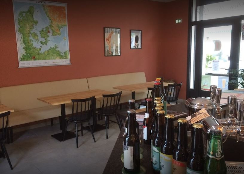 A céder, café-restaurant licence IV situé dans un village dynamique des Cévennes alésiennes, de 2 000 habitants, à 20 minutes d'Alès et à proximité du département de l?Ardèche. Etablissement situé en c?ur de village, en face de la place principale, proche des commerces et de la Mairie. Bâtisse rénovée en 2019, salle café de 50 m² capacité 26 places + 1 terrasse capacité 36 places, réserve, une cuisine équipée (refaite en 2019). Cuisine internationale avec animations toutes les deux semaines. Etablissement conseillé pour un couple ou 2 associés (+ emplois saisonniers en été) avec compétence en restauration. Accompagnement possible par les cédants.
Loyer (3*6*9) : 750 ? / mois.
Prix du fonds de commerce : 87 000 ?