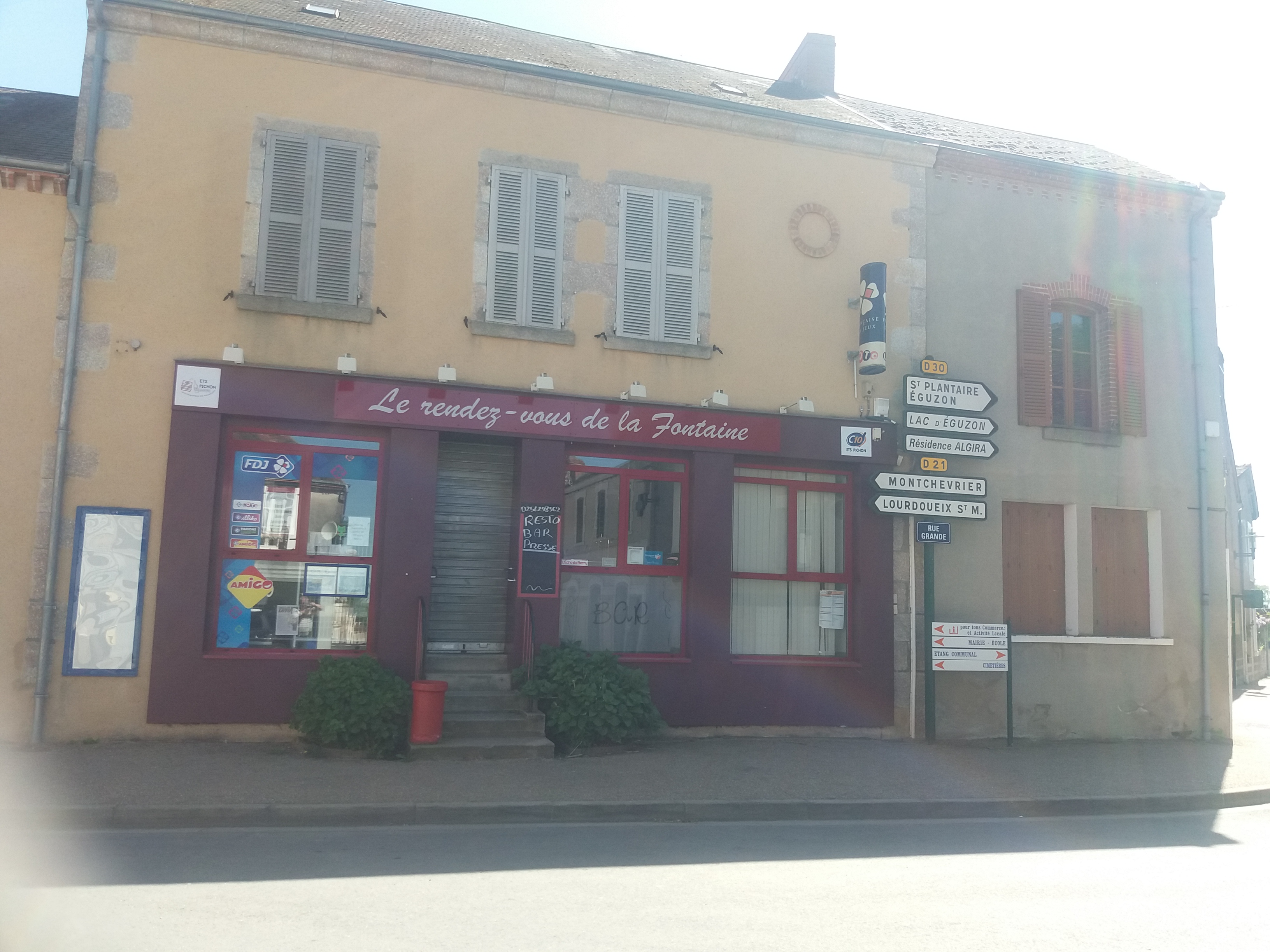 Vous souhaitez reprendre un établissement bénéficiant d'un fort potentiel de développement, dans un environnement agréable et avec le soutien d'une collectivité engagée ?
La commune d’Orsennes lance un appel à candidatures pour la reprise de son fonds de commerce de bar-restaurant, bénéficiant d'une licence IV.
Un emplacement privilégié
Situé en plein cœur de bourg, à proximité immédiate des commerces, du pôle de santé et de l'école, cet établissement bénéficie d'un emplacement stratégique au sein d'une commune dynamique, portée par un tissu associatif particulièrement actif. Véritable lieu de rencontre et de convivialité, il occupe une place essentielle dans la vie locale.
Implanté sur un axe fréquenté et à seulement 7 km du lac d'Eguzon, site touristique incontournable du territoire, le commerce profite également d'une clientèle de passage offrant de réelles perspectives de développement.
705 habitants – 15 associations
Un établissement complet et fonctionnel
Les murs appartiennent à la commune, qui proposera au futur exploitant un loyer particulièrement attractif, afin de faciliter son installation et le développement de son activité.
D'une surface exploitable d'environ 200 m², l'établissement comprend :
•	un espace bar convivial ;
•	une grande salle de restauration (avec 40 places) 
•	une cuisine professionnelle entièrement équipée ; (un meuble maintien au chaud inox, une salamandre, un batteur DITO SAMA, un congélateur armoire LHIEBHERR, une plage inox 2 bacs paillasse à gauche, un lave-vaisselle STEEL capot une hotte 3 grilles, un four à PIZZA, un four micro-ondes, four à convection avec humidificateur un piano, vaisselle, …)
•	un logement situé à l'étage, (3 chambres, salle de bain, WC, grande cuisine et séjour, buanderie)
•	une réserve ;
•	un garage ;
•	une cave ;
•	une agréable cour intérieure avec terrasse.
La terrasse constitue un véritable atout pour développer une activité en période estivale et accueillir repas de groupe, animations ou événements.
Un réel potentiel de développement
Au-delà des activités de bar et de restauration, l'établissement offre de belles perspectives de diversification. Sa situation centrale permet d'envisager le développement d'activités complémentaires répondant aux attentes des habitants comme des visiteurs.
Selon le projet du futur exploitant et sous réserve des autorisations nécessaires, le commerce pourrait notamment proposer un espace presse, papeterie, carterie ou bibeloterie, renforçant ainsi son attractivité et sa fréquentation tout au long de l'année.
La commune souhaite accueillir un professionnel proposant une cuisine traditionnelle, conviviale et de qualité, tout en lui laissant la possibilité de développer un projet à son image.
Un accompagnement pour réussir votre projet
Parce qu'une reprise est avant tout une aventure entrepreneuriale, le futur exploitant pourra bénéficier d'un accompagnement personnalisé à la création ou à la reprise d'entreprise, en lien avec les partenaires économiques du territoire.
Cet accompagnement pourra porter sur :
•	la structuration du projet ;
•	la mobilisation des dispositifs d'aide à la création ou à la reprise d'entreprise, selon l'éligibilité Informations pratiques
Les visites de l'établissement pourront être organisées à compter du 1er août 2026.
Une belle opportunité à saisir
Entre son emplacement privilégié, ses équipements, son logement intégré, son potentiel touristique et le soutien de la commune, cet établissement réunit de nombreux atouts pour développer un projet pérenne et faire de ce lieu un véritable espace de convivialité au service des habitants et des visiteurs.
Vous souhaitez donner un nouvel élan à cet établissement et écrire une nouvelle page de son histoire ? La commune sera heureuse d'étudier votre candidature vous pouvez nous contacter au 02.54.47.23.21 ou mairie@orsennes.fr ou mairie-dorsennes@wanadoo.fr.