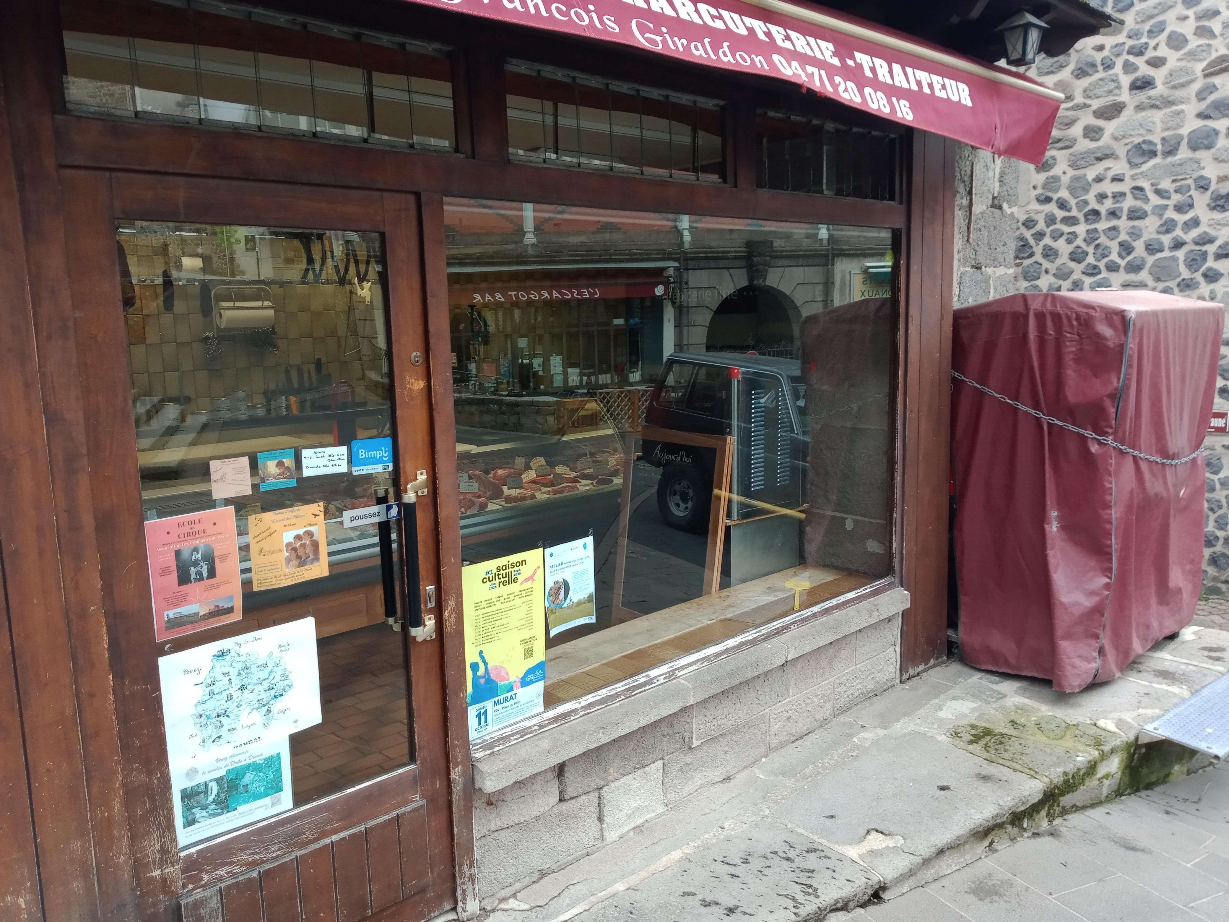 Situé au coeur du centre historique de Murat vend fond de commerce boucherie charcuterie traiteur.
Magasin sur deux niveaux.
 Premier niveau surface de vente (40m²)avec deux vitrines, chambre froide (10m²) et plonge.
Deuxième niveau en sous-sol, laboratoire (35m²), economa, bac à plonge, wc.
Le prix comprend tout le matériel.