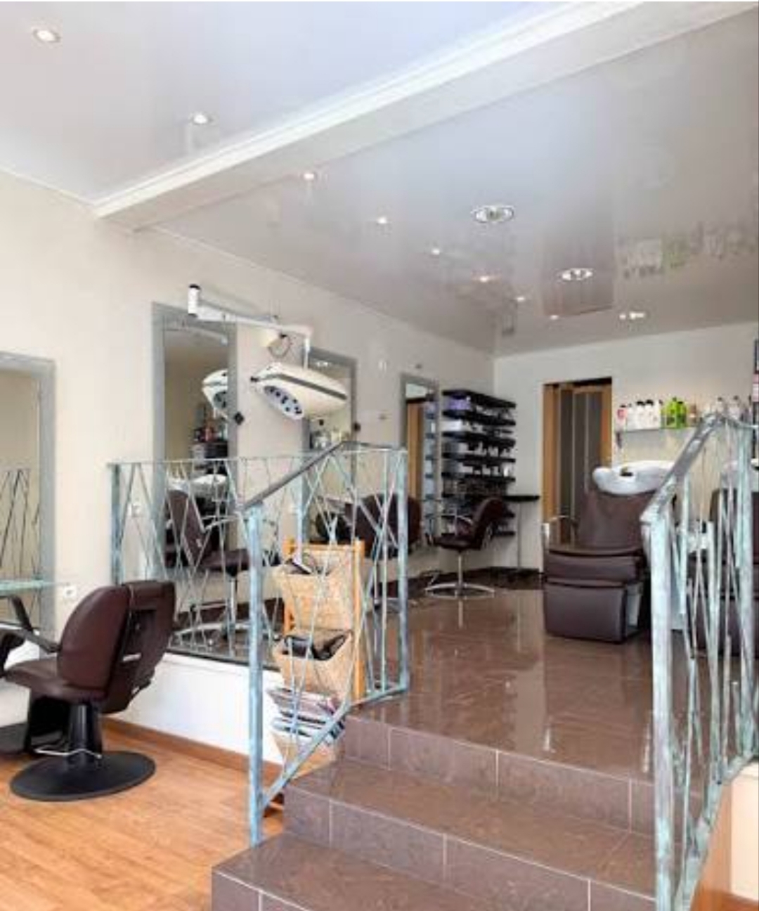 Bonjour, après plusieurs années d'activité, je souhaite aujourd'hui passer le relais

Belle opportunité pour professionnel(le) de la coiffure ou entrepreneur(e) souhaitant développer son activité !

Cadre agréable, idéal pour accueillir une clientèle fidèle et développer une activité pérenne.

Le salon dispose d’un espace de travail fonctionnel et bien agencé, offrant un environnement convivial aussi bien pour la clientèle que pour les professionnels.

Les atouts du salon :

- Clientèle existante et fidèle
- Espace de travail accueillant et fonctionnel
- Matériel et équipements de coiffure en place
- Potentiel de développement de l’activité
- Idéal pour une première installation ou une reprise d’activité

Cette cession représente une belle opportunité pour un professionnel souhaitant s’installer à son compte et poursuivre une activité existante.


Pour tout renseignement complémentaire ou pour organiser une visite, merci de prendre contact.