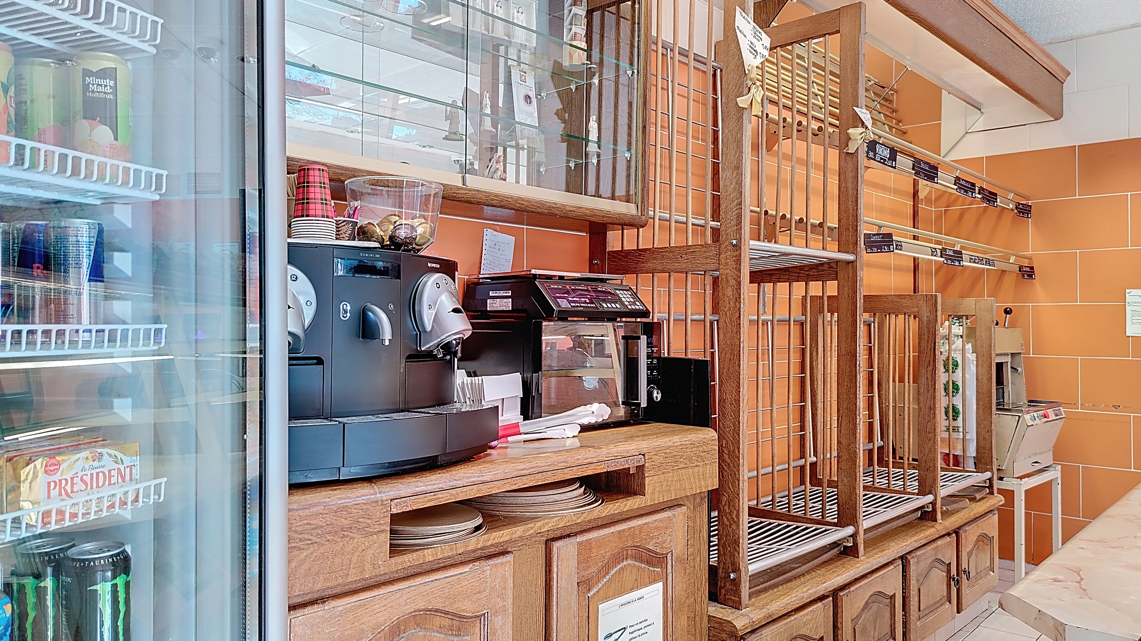 Situé à 15 minutes de Houdan, au centre de Faverolles, ce fonds de commerce bénéficie d'un emplacement idéal, d'une belle visibilité sur une rue passante, à proximité de la mairie et de l'école, attirant ainsi une clientèle variée. De plus, les aménagements extérieurs, tels que le jardin et le patio, offrent un espace pouvant ajouter une valeur attrayante pour une clientèle en quête de convivialité.

Les locaux s'étendent sur une surface totale de 205 m² avec divers bâtiments distincts. La partie habitation propose un agencement comprenant salle à manger, chambres, cuisine et salle de bain, tandis que la partie commerciale comprend un magasin, un fournil équipé, un laboratoire et des espaces de stockage. Le matériel est récent et de bonne qualité. Les trois places de parking face à la boutique et un parking à proximité offrent une grande praticité pour la clientèle. Avec une toiture en ardoise offrant charme et durabilité, ce fonds de commerce allie harmonieusement les aspects résidentiels et commerciaux, constituant une opportunité unique pour développer une activité tout en bénéficiant du confort d'une demeure traditionnelle.

Aujourd'hui, la boulangerie de Faverolles offre des produits de qualité appréciés par une clientèle fidèle répartie sur le 28 et le 78 avec un CA annuel de plus de 370 000€ et une bonne santé financière. Elle possède également une belle notoriété et une bonne image qui lui permettent d'obtenir d'excellents avis sur internet dans un environnement peu concurrentiel dont les futurs acquéreurs pourront bénéficier dans le cadre d'une activité similaire, dans le domaine de la restauration ou le commerce de détail.

Les futurs acquéreurs de ce fonds commerce pourront compter sur le soutien des habitants et de sa municipalité dans le développement de son commerce.