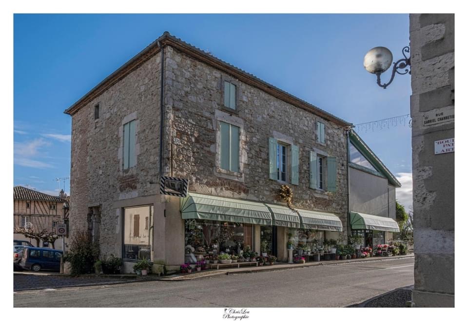 Vente de fonds de commerce 
Fonds de commerce fleuriste décoration situé dans un village du Lot et Garonne, situé sur une route départementale très passante.
Au bord de la rivière Lot, à l’entrée du village. 
Grand magasin de 160m2 avec 5 vitrines donnant sur la rue. Magasin climatisé, cave climatisée pour conserver les fleurs.
Boutique très lumineuse, repeinte à neuf en 2020.
Implanté depuis de nombreuses années 39 ans, qui bénéficie d’une très forte notoriété avec une clientèle fidèle.
Vente pour cause retraite.
Habiter sur place permet un confort de vie, profiter d’une belle vue sur le Lot, rare dans ce village.
Possibilité de transformation en appartement à louer.
Situé en zone rurale dans un village avec tous commerces, crèche, écoles, collège.
La zone de chalandise est d’environ 10kms sans concurrence. 
Bel outil de travail avec bel espace de vie d’environ 260m2 et 2 garages. 
Superbe affaire à découvrir!
Idéal couple, idéal reconversion et désir de choix de vie à la campagne dans le Sud Ouest. 
N’hésitez pas à nous contacter en mp pour plus d’informations je vous répondrais.