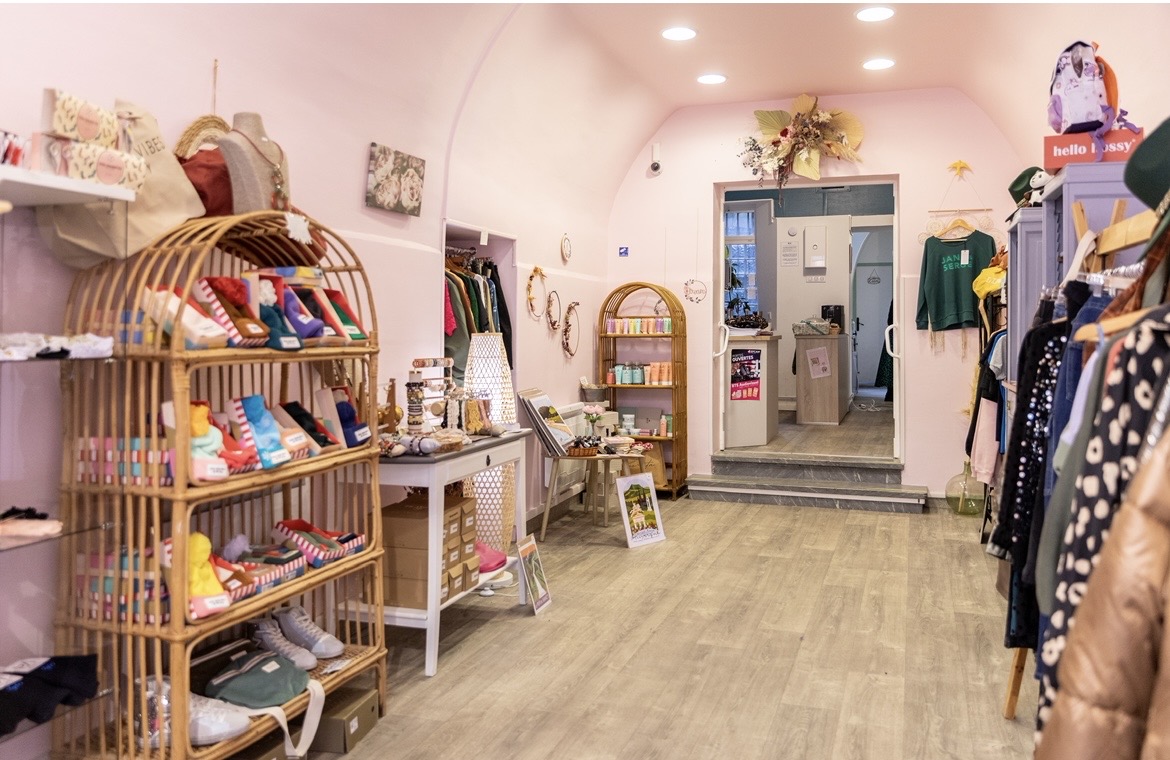Lieu Hybride 
Vrai lieu de vie ,rue principale d’une petite ville  de 18 000 habitants 
Parking à proximité 
Clientèles incroyables et fidèles 
Vêtements /idées cadeaux /épicerie fine et salon de thé avec ateliers et événements 
Je ne cherche pas un clone mais quelqu’un qui sera passionné et qui mettra son identité 
On peut repenser le lieu en café lecture,café brocante ,artisanat partagé….