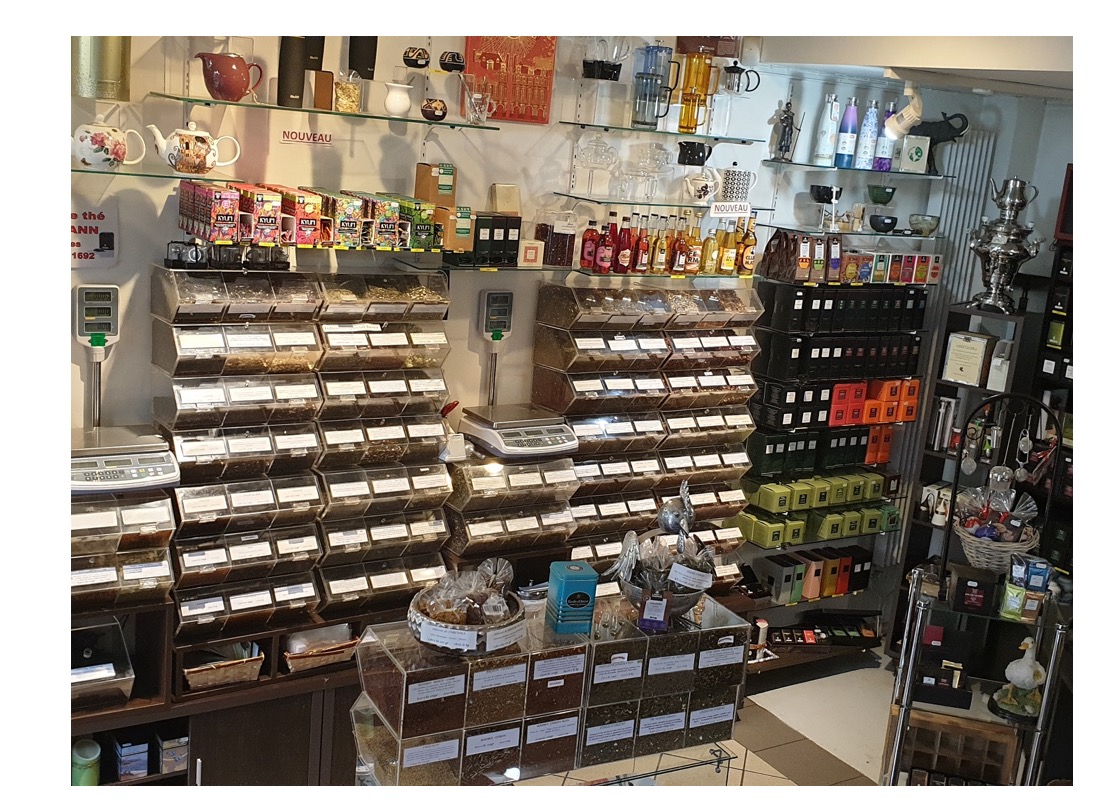 A céder pour cause de départ en retraite
 Fond de commerce, vente de cafés, de thés, dégustations, confiseries, porcelaines, cafetières, machines à cafés grains, etc.
Quartier touristique à 2 minutes de l’épicentre, un très bel emplacement avec vue sur la cathédrale de Metz, proche marché couvert et des centres administratifs, accès handicapés.
Le tout 87m², le local commercial de 36 m² comprenant 2 grandes vitrines 150cm chacune + réserve, cuisine, double toilette dont 1 pour handicapé, le tout de plain-pied en très bon état.
LOYER mensuel : 1.900€ + charges
Transmission entreprise « clé en main » PRIX VENTE : 250.000€, stock compris, 
 bail 3/6/9, Chiffre d’affaires à développer, idéal pour un couple
C.A. :         de 200 à 350 k€
Effectif :         3 à 5
Possibilité d’augmenter sur chiffre grâce à sa terrasse ou faire un petit salon de thé
Exploitée en entreprise individuelle. Existe depuis 1964, reprise il y a 16 ans par l'exploitant actuel. Deux labels : Gault et Millau & les restaurants GURU

La transmission du savoir-faire fera également partie de la vente afin de conserver les éléments ayant fait la renommée de l'établissement.
Apport personnel minimum : 50000 Euros.