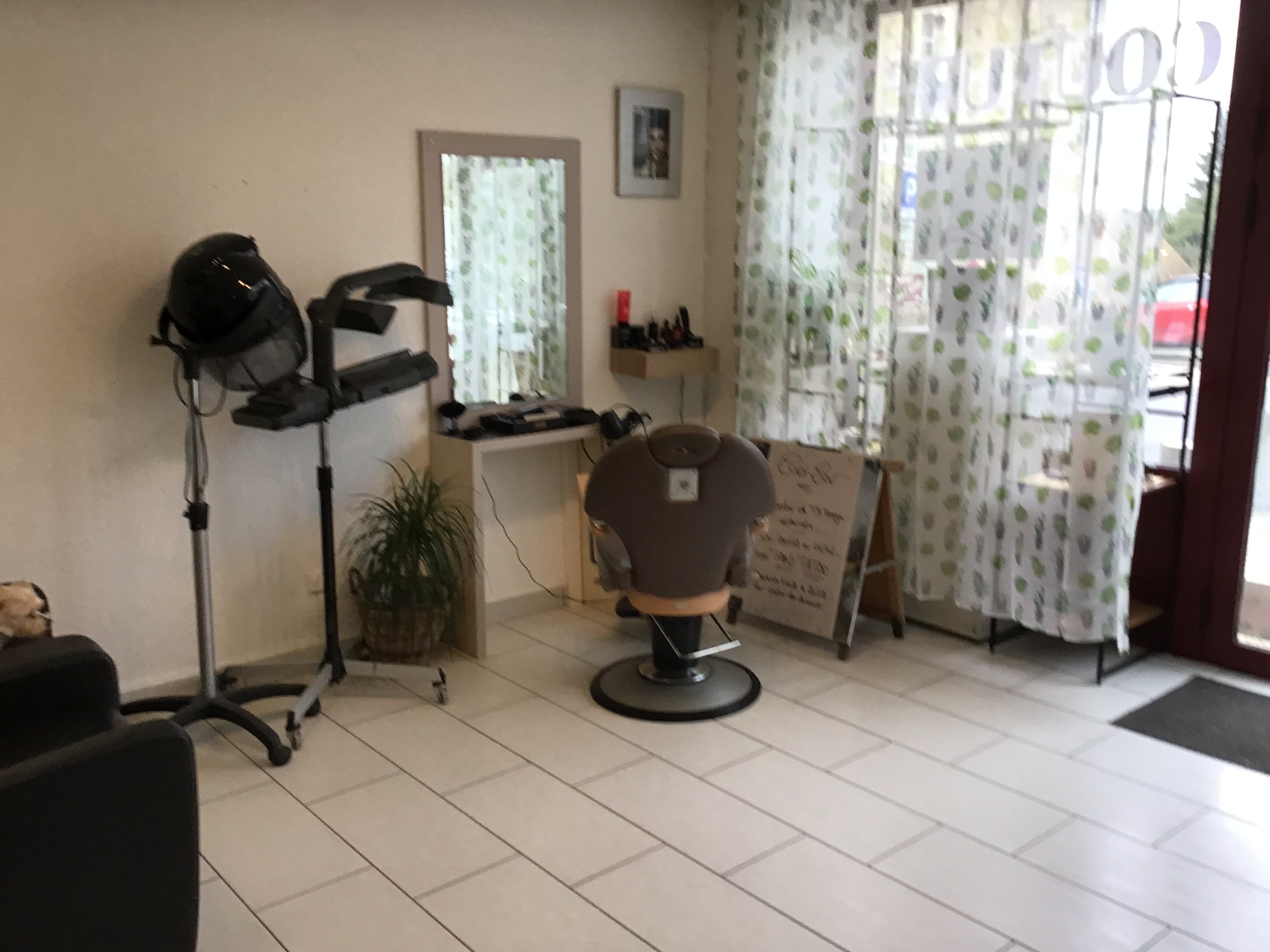 Salon de coiffure sur 25 m2 +WC+arriere boutique a reprendre gratuitement !!                                                                                              Situé dans un petit bourg dynamique sur axe  très passant  disposant  1 école, garderie,épicerie,boulangerie, 2 restaurants, 2 garages auto,1 hôtel , 1 entreprise agroalimentaire réputée employant + de 400 personnes.                                                                300 € loyer mensuel pour le local commercial seul.                              680 € loyer mensuel pour le local commercial +appartement 3 pièces à l’étage + cuisine en bas + garage + cave                          NOTA: le local se situe sur l’axe passant du village avec espaces de stationnement aisés et peut être utilisé pour toute AUTRE ACTIVITÉ ( a convenir)  toutes informations complémentaires au 0618289275