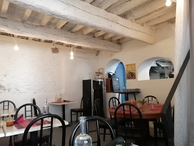Opportunité Unique dans les Pyrénées-Orientales : Pizzeria  Restaurant avec Logement, à deux pas des Plages !
Saisissez l'opportunité de reprendre une charmante  Pizzeria Restaurant avec Licence IV en location et d'un logement de fonction idéalement situé dans un village dynamique du Vallespir, à seulement 5 minutes des plages prisées du littoral des Pyrénées-Orientales.
Niché sur une agréable place piétonne , cet établissement bénéficie d'une activité à l'année, avec un service midi et soir. Imaginez : des déjeuners ensoleillés et des dîners conviviaux, 6 jours sur 7 (fermeture le lundi et mardi midi).
Laissez-vous séduire par ses espaces accueillants :
•	Deux salles intérieures chaleureuses pouvant accueillir jusqu'à 40 couverts.
•	Une véranda lumineuse de 35 places, idéale en toute saison.
•	Une terrasse extérieure ensoleillée de 80 places, parfaite pour profiter de l'ambiance estivale.
•	Un coin bar convivial pour des moments de détente.
Avec une superficie de 67 m² et une vitrine linéaire de 10 mètres, la visibilité est optimale. Le chiffre d'affaires se répartit harmonieusement entre la restauration (70%), la vente à emporter de pizzas (10%) et la limonade (20%).
Dynamisez votre activité grâce aux soirées à thème du vendredi soir, mettant à l'honneur une savoureuse cuisine italienne, fidélisant ainsi une clientèle locale et touristique.
Profitez d'un ticket moyen attractif :
•	Hors saison : 15€ le midi et 25-30€ le soir.
•	Haute saison : 22€ le midi et 35€ le soir.
L'équipe en place est compétente et motivée, comprenant l'exploitante actuelle en cuisine, un cuisinier en CDI et 3 CDD saisonniers au service.
Un bail commercial neuf vous sera octroyé lors de la cession, avec un loyer annuel de 19 200€ incluant le logement de fonction – un avantage considérable !
Chiffre d'Affaires 2024 : 384 000€ Prix de vente du fonds de commerce : 285 000€
Opportunité rare : Possibilité d'acquérir les murs pour 290 000€ supplémentaires.
N'attendez plus pour donner un nouvel élan à votre projet de restauration dans un cadre de vie privilégié !