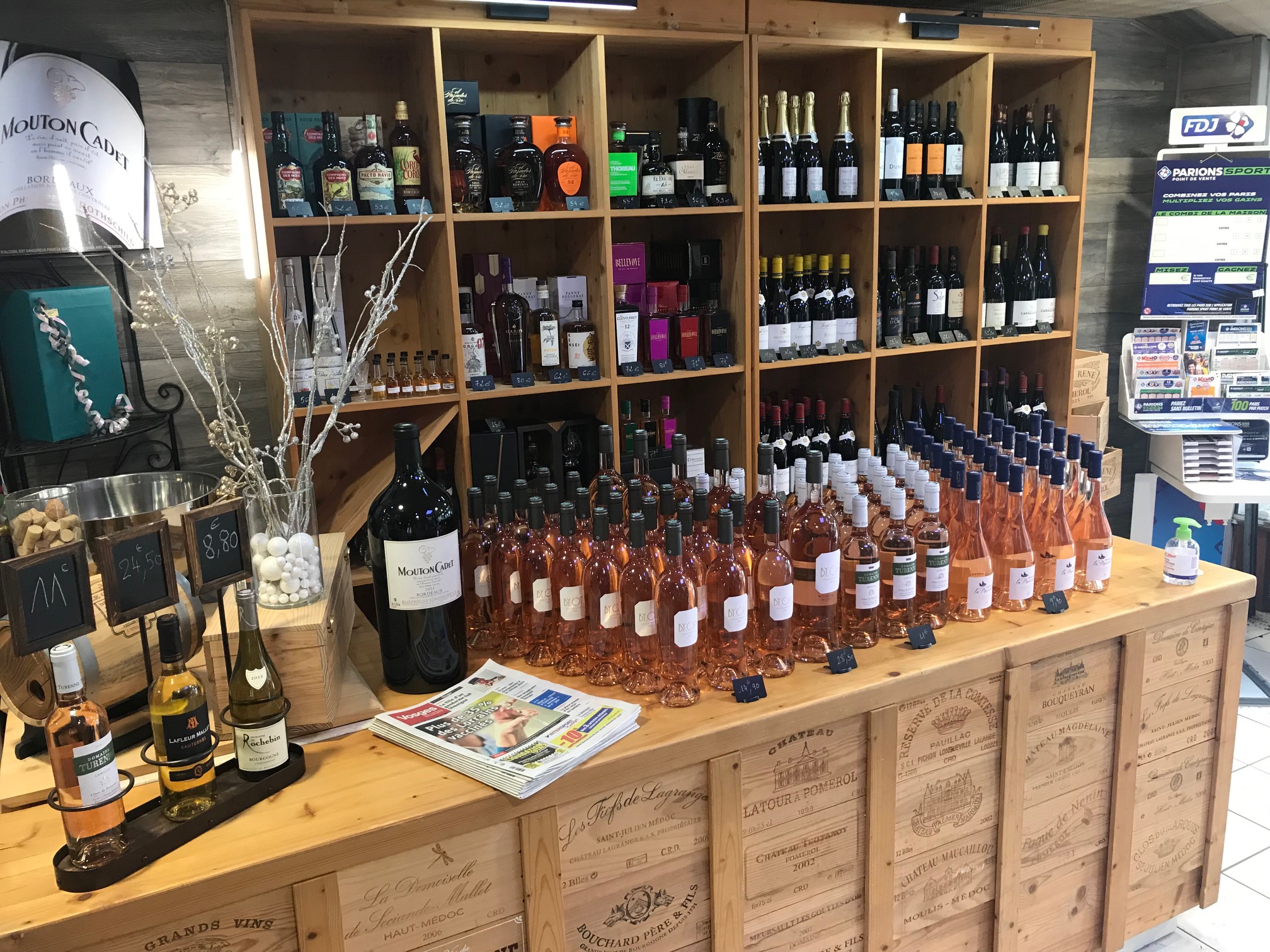 À VENDRE – Bureau de Tabac au cœur de Mirecourt

Situé dans une rue commerçante dynamique de Mirecourt, ce bureau de tabac bénéficie d’un emplacement stratégique avec une belle visibilité et un fort passage quotidien.

Commerce de proximité reconnu avec une clientèle fidèle et un important potentiel de développement.

Activités exploitées :
Tabac
Française des Jeux (FDJ)
Carterie
Vins & spiritueux
Cadeaux & articles divers
Le local :
Surface d’environ 70 m² + bureau + grande réserve
Commerce fonctionnel et bien agencé
Emplacement attractif en centre-ville
Les atouts :
Rue commerçante active
Activité diversifiée
Gros potentiel de développement
Clientèle régulière
Idéal pour une première affaire ou une reconversion professionnelle

Prix du fonds : 95 000 €

Belle opportunité clé en main pour commerçant souhaitant reprendre une activité rentable et développer de nouveaux axes commerciaux.