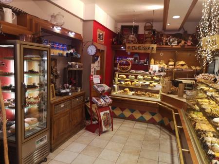 Urgent : Opportunité à saisir : 
Très belle  affaire dans un village dynamique et offrant un fort potentiel tant en pâtisserie que boulangerie 

Au c?ur du beaufortain  et  sur un axe très passant et touristiques , cette boulangerie est située sur la route des grands Alpes et aux pieds de plusieurs station de ski.
L'emplacement est de premier choix car situé a l entrée du village et jouis d une visibilité incomparable. 

Le stationnement est possible à proximité immédiate de la boulangerie.



Marché tous les mercredis tout l année.

Boulangerie- Pâtisserie bien équipée, et très bien entretenue.

Durant les périodes estivales la boulangerie procède une succursale dans une village station authentique de ski et offrant aussi un stationnement à proximité.
Possibilité de vendre les deux affaires
Séparément  

Me contacter pour plus d information

Un jour de fermeture hebdomadaire et 8 semaines de congés annuels.

CA 2023 - 2024 HT : 760 000 

Possibilité d acheter individuellement les points de vente 
Me contacter pour plus d information 

Boutique se trouvant en ZRR pas d'impôt sur les sociétés pendant 5 ans puis dégressif les 3annnées suivantes