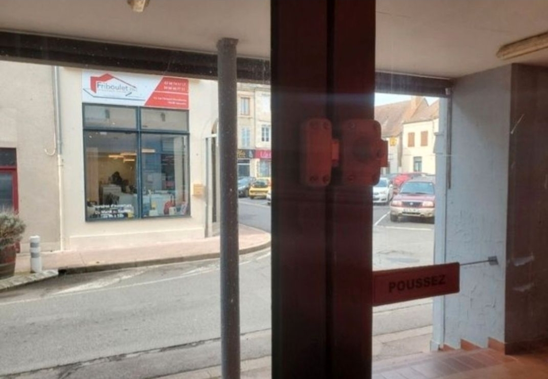 Idéalement situé au cœur du village Caractéristiques du local:

-Surface: 70 m2, parfait pour une boutique, un

bureau ou toute autre activité commerciale.

- Emplacement: Centre du village, dans un secteur très fréquenté.

-Stationnement: Un grand parking se trouve juste devant le local, offrant un accès facile pour vos clients.

Ce local est idéal pour toute personne cherchant à s'établir dans une zone commerciale active et bien desservie.

Loyer: 550 euro