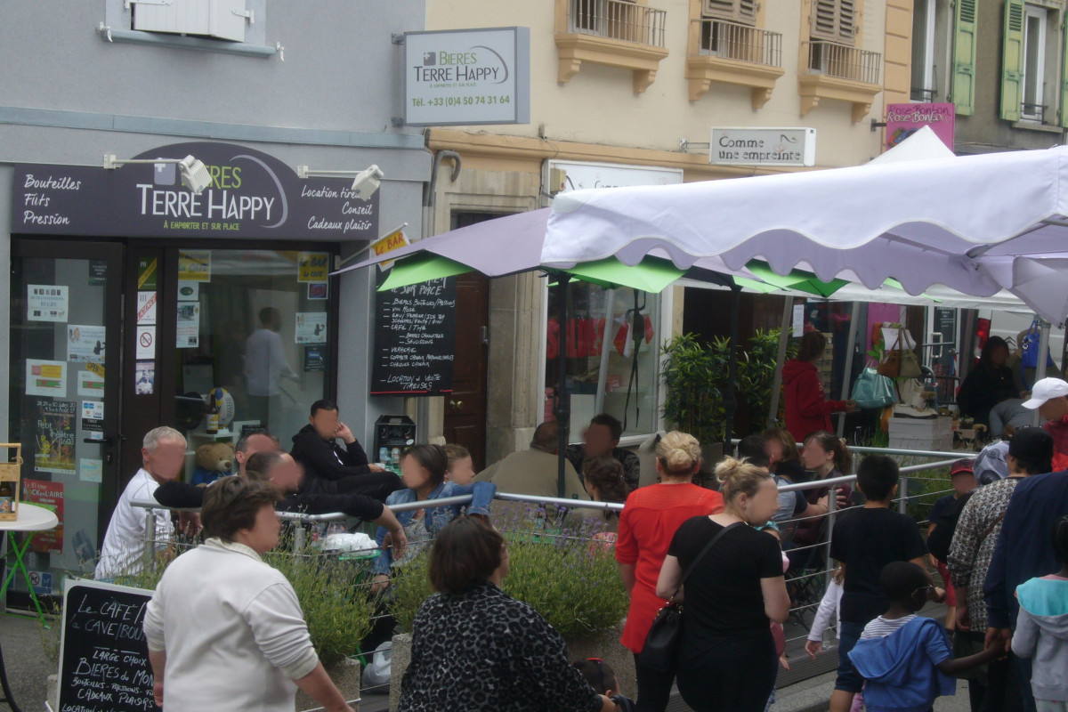 OPPORTUNITÉ DE REPRISE Rachat Titres Société / Fond de Commerce
S.A.R.L , Création 2015. CENTRE VILLE de St JULIEN-EN-GENEVOIS, 
milieu GRDE RUE COMMERÇANTE Passante. Clientèle transfrontalière 
Suisse et locale. Particuliers, Associations, Professionnels . Licence 3. 
Accompagnement possible du cédant si souhaité. Potentiel 
développement.