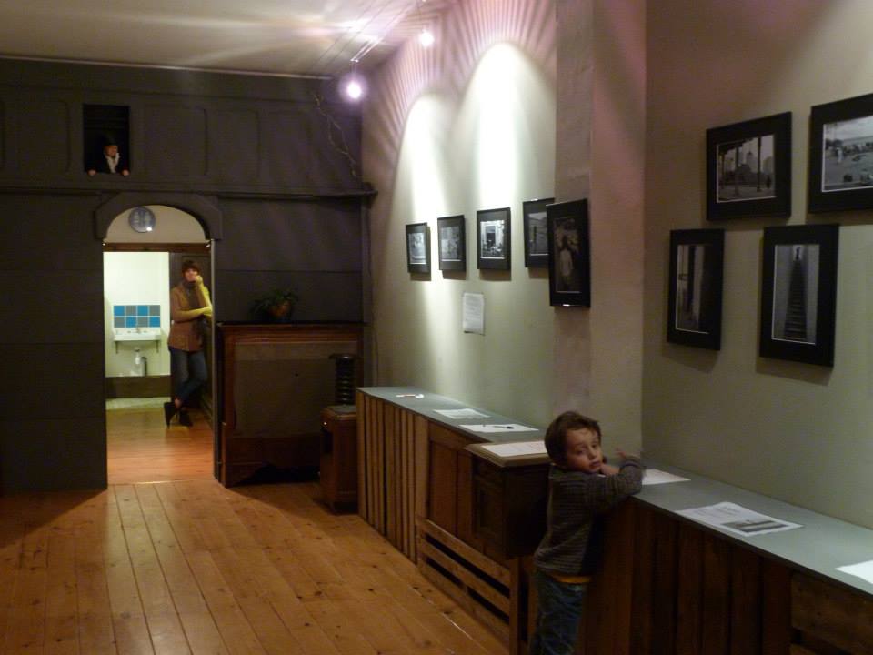 Théâtre de poche, gradin, pendrillons, tapis de danse, salle de travail, loge, cuisine le tout sur 180m carré
+
Appartement, 180M carré, grand séjour baigné de lumière, trois grandes chambres dont une suite parentale, douches, dressing, cuisine ouverte, garage...
+
4 appartements loués, 
1 studio meublé 25 m carré
1 T1 bis meublé 35 m carré
1 T2 meublé 30 m carré
1 T2 non meublé cuisine équipée 50 m carré
Rapport annuel : 18.000€
beaucoup de photos sur demande...