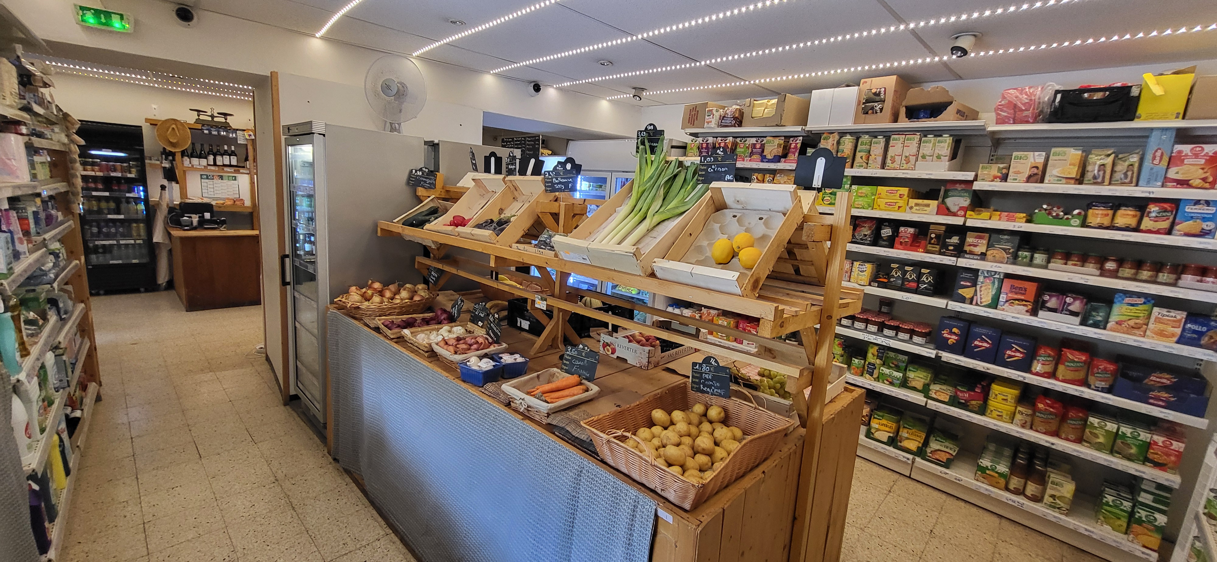 Vend fond de commerce
A st sauveur sur tinee (40mn de nice)
Epicerie multiservice 
Point chaud/fruit er légumes/charcuterie et fromages a la coupe 
Commerce de 100 m2
50 vente/50 reserve 
Situe sur la m2205 route des stations du mercantour et croisement essentiel du GR5. 
Le commerce est situé face au gîte d étape. Au cœur du village. 
2 parking public à proximité 20 et 50m.
Clientèle locale ainsi qu une clientèle de passage saisonnière régulière l été avec les randonneurs cyclistes et motards via GR5 et les différents cols a proximité. 
L hiver puisque la m2205 desser les stations de Roubion Isola2000 Auron et St Dalmas le Selvage