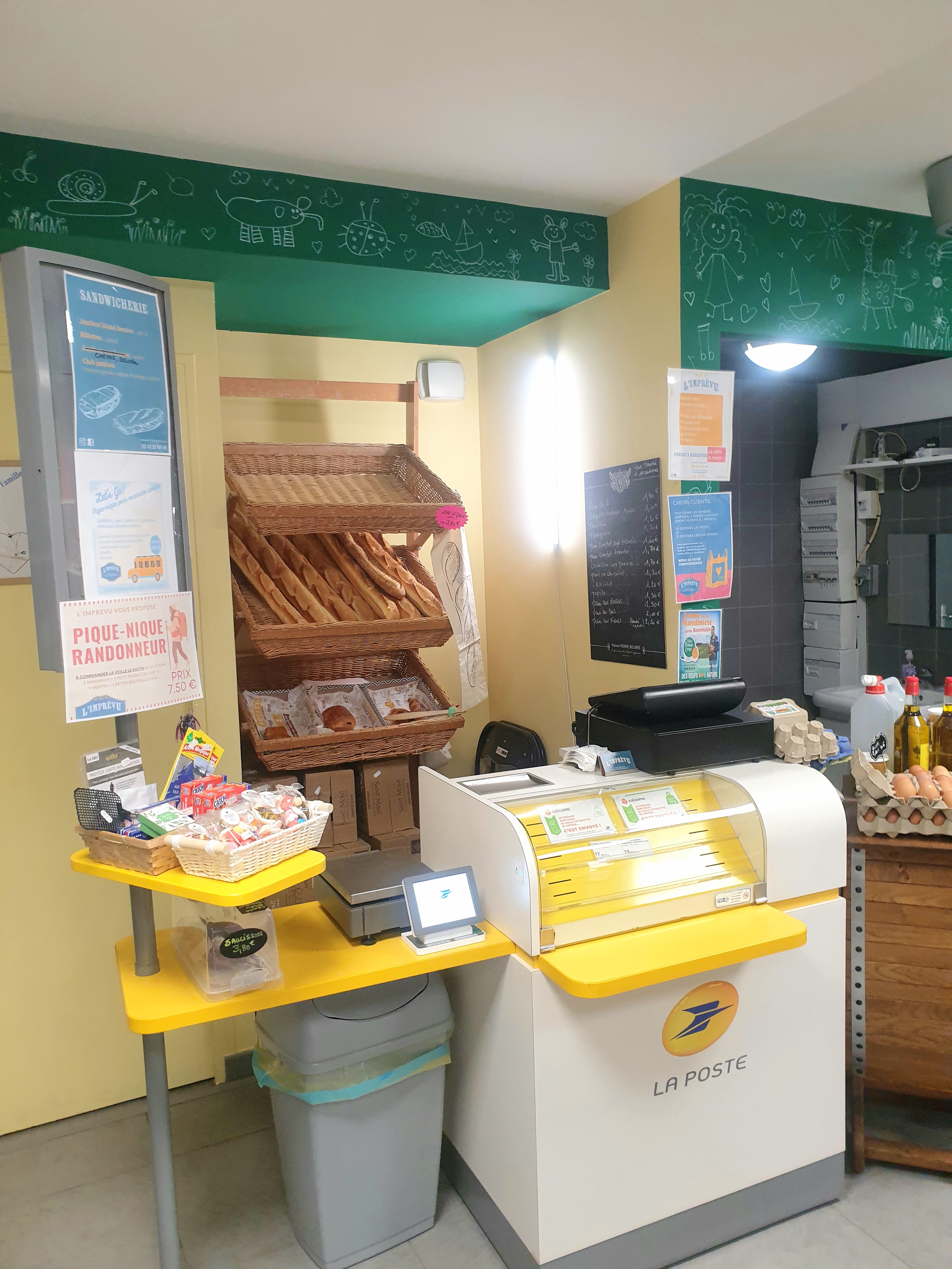 Envie d'une nouvelle aventure ? Ce commerce est fait pour vous. Continuer à donner de la vie au coeur de cet adorable village du nord Sarthe (72), de près de 700 habitants. Récemment rénové avec de nombreux stationnements dont un arrêt minute devant. Nous cédons notre commerce de proximité qui existe déjà depuis 11 ans. C'est un bar (sous licence IV), épicerie et multiservices (Française des jeux, point poste, retrait d'argent, dépôt de pain). Libre de tout contrat, le bail commercial est fait avec la Mairie en 3-6-9, le loyer est modique. Moderne et spacieux, décoration refaite, 24 places intérieures et 20 places en terrasse, bien équipé, épicerie  (rayonnages, caisse, tireuse à bière 2 becs, etc...). Le tout est en excellent état et bien entretenu, aux normes incendie et PMR. Clientèle locale et fidèle et clientèle extérieure qui se renouvelle avec une part croissante de clients de passage et l'arrivée régulière de nouveaux habitants au village. Ouvert 5 jours 1/2 sur 7 et organisation de soirées à thèmes 1 fois par mois. Les structures complémentaires dans le bourg sont 1 salon de coiffure, 1 école primaire, 1 salle communale, des maisons d'hôtes, centres équestres ainsi que des artisans. Le chiffre d’affaires est en constante progression et le prix de vente est fixé à 25.000 €. 

ATTENTION CETTE ANNONCE EST MODIFIEE CE JOUR 12.11.2025, 

car en raison d'un problème de santé nous ne pouvons plus faire la restauration ce que nous regrettons, donc nous le vendons en tant que bar et épicerie à 25.000 € et nous vendons la partie cuisine par nos soins en parallèle, OU nous laissons le prix initial de l'annonce à 35.000 € en laissant toute la partie cuisine (trancheuse, réfrigérateurs, congélateur, contenants divers, appareils de cuissons, vaisselle, lave vaisselle...)