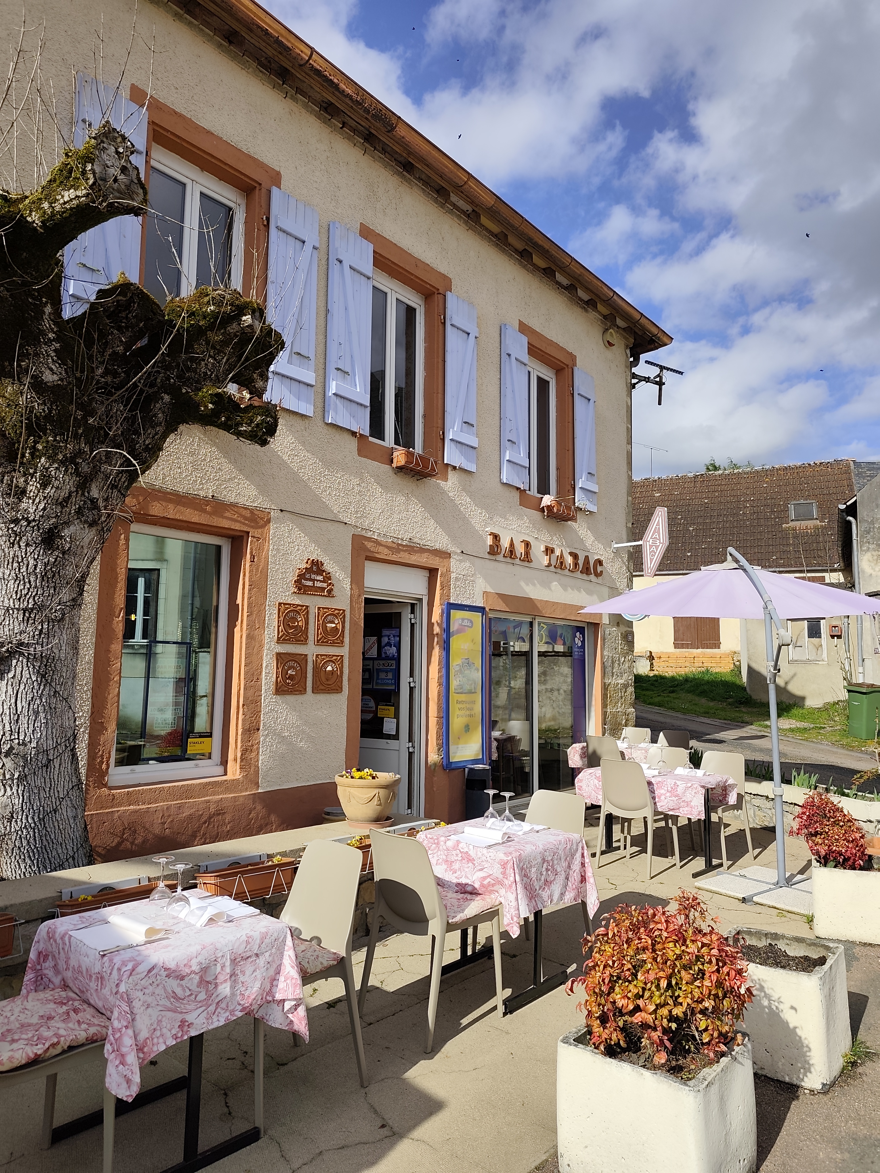 Vous souhaitez entreprendre dans un cadre de vie agréable, au cœur d’un village convivial ? Cette affaire reconnue de bar-tabac-jeux FDJ avec activité de restauration recherche un repreneur pour poursuivre son développement.

Installé dans une commune des Amognes – Cœur du Nivernais, cet établissement de proximité bénéficie d’une clientèle locale fidèle et d’une excellente réputation, notamment pour sa cuisine traditionnelle.

L’activité comprend :
- Un bar-tabac avec jeux FDJ
- Une salle de restaurant d’environ 30 couverts
- Une salle de bar pouvant accueillir 20 personnes
- Une terrasse agréable
- Une cuisine professionnelle équipée
- Une cave
- Des sanitaires aux normes PMR

L’établissement dispose d’une Licence IV et respecte les normes d’hygiène et de sécurité. L’activité est ouverte toute l’année et combine bar, tabac, jeux et restauration traditionnelle.

Les atouts :
- Affaire saine et bien tenue
- Très bonne réputation locale
- Clientèle régulière
- Établissement aux normes
- Potentiel de développement (restauration, animations, terrasse…)

Conditions :
- Prix du fonds de commerce : 130 000 € (discutable)
- Bail commercial – loyer d’environ 14 000 € par an TTC

Un accompagnement pour réussir 
La Chambre de Commerce et d'Industrie (CCI) de la Nièvre offre un soutien pour :
- La formalisation du projet
- L'élaboration du business plan et du prévisionnel
- Le montage de l'ingénierie financière et la recherche de financements

Une belle opportunité pour un couple ou un entrepreneur souhaitant reprendre un commerce de village vivant et reconnu.

Pour plus d'informations ou pour manifester votre intérêt, veuillez consulter l'annonce complète sur Transentreprise : https://www.transentreprise.com/offres/fiche/BFC263517H/bar-tabac-fdj-restaurant-affaire-reconnue/bourgogne-franche-comte/nievre/nevers-sud-nivernais