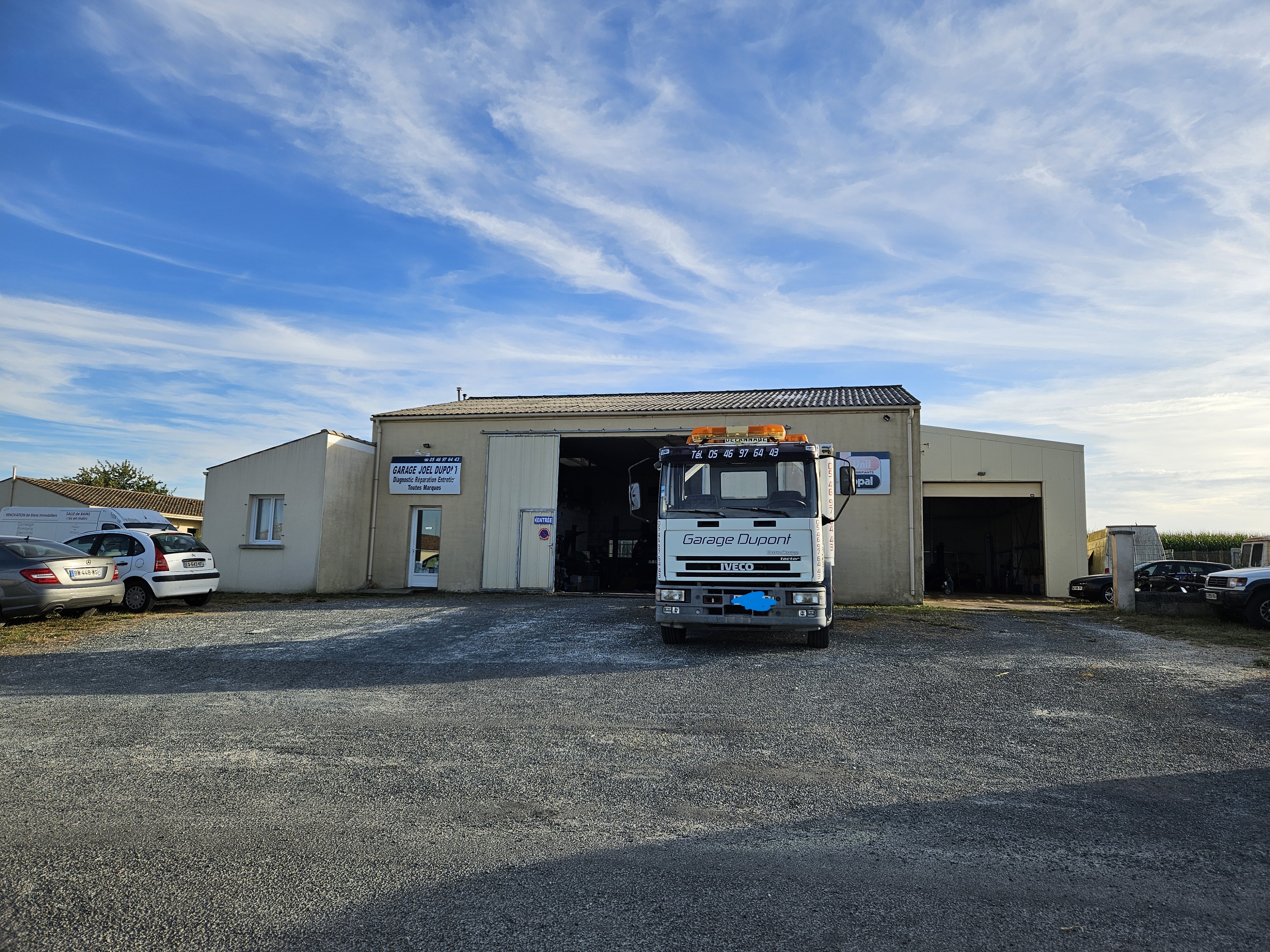 A vendre fond de commerce garage automobile VL +VU pour cause santé.
Situé dans un village agréable entre saintes, st jean d Angely et cognac en Charentes maritime l’entreprise, crée-le 01/2008, est en constante évolution avec un CA de 511000 E en 2023 et demande toujours à progresser.
L’activité principal est l’entretien, la réparation, le diagnostic et un peu de carrosserie, reste a développer la vente de véhicule et le dépannage qui me sont demandés régulièrement mais ne pouvant y faire face faute de temps où de personnel.
L effectifs est constitué d’un mécanicien pour l’entretien, un technicien pour le diagnostic qui fait aussi de la réception, une secrétaire comptable qui est aussi ma femme mais qui ne reste pas et moi, le patron, qui suis retourné à la grosse méca en attendant de trouver un autre salarié.
Le bâtiment est en location pour 1500 ht /mois, il a une superficie totale de 410 m2 sur un terrain de 2000 m2 avec parkings devant pour les clients et derrière pour ce qui peut être moins présentable. il est composé d’un bureau de réception, un bureau de comptabilité, un vestiaire avec lavabo douche et WC, un atelier de 150m2 avec un pont 4 colonnes et levage auxiliaire + un 2 colonnes  , un atelier de 230 m2 avec un pont ciseaux encastré + un pont ciseaux non encastré et un 2 colonnes 5t pour VU et camping-cars .
Les bureaux sont chauffés par 2 spits réversible en clim et les ateliers par un chauffage au fioul a air pulsé.
Le matériel est vendu avec le fond, juste les murs sont en location
LE GROS DU MATÉRIEL : 1 dépanneuse IVECO 13t , 3 voiture de prêt , 1 machine a pneus + équilibreuse, 1banc géo semi 3d , 4 établis, 1presse 30t , 2 outils de diagnostic, 1 machine à amortisseurs  , 1 nettoyeur hp , 4 servantes pleine  , 1 tire-clous gys , 1 élévateur gaz , 1 compresseur 500 l , plusieurs mallettes d’outils spécifiques, ext ext.
Prix du fond 170000 E