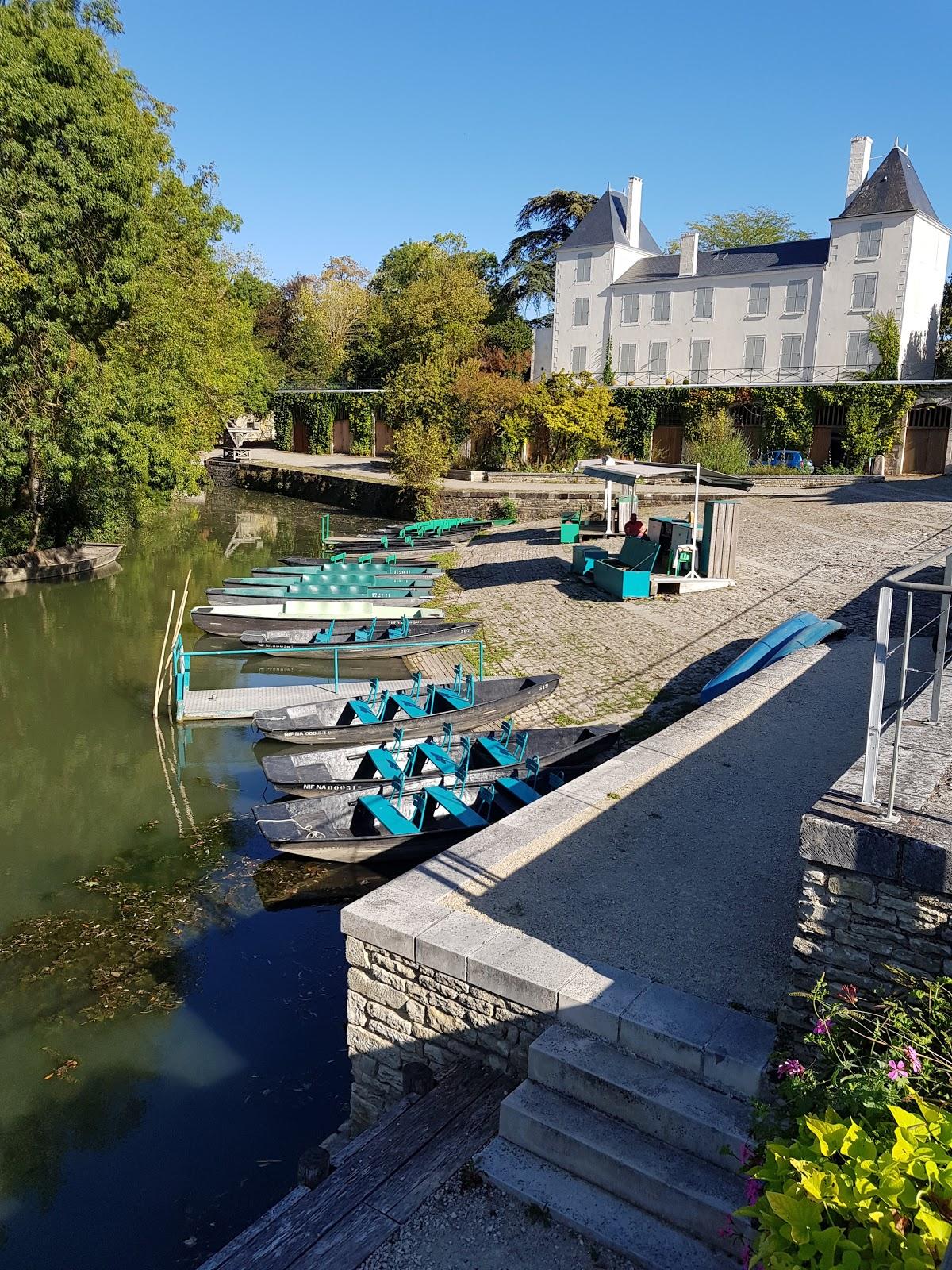 Arçais, une commune typique du Marais Poitevin, située en région Nouvelle-Aquitaine, est un véritable écrin de verdure et d’histoire. À environ une heure de Poitiers, à 45 minutes de La Rochelle et à seulement 25 minutes de Niort, cette commune offre un cadre de vie idéal.

C'est au cœur du village qu'on trouve ce bien, parfaitement situé à proximité des principaux commerces. Actuellement, ce bâtiment abrite un bar-restaurant de 200 m², avec trois salles et un logement au deuxième étage. Les livraisons se font par l'arrière du bâtiment, facilitant l'accès et la gestion quotidienne.

Si vous envisagez de reprendre une activité commerciale à Arçais, réputée pour son tourisme et son dynamisme, cette offre représente une réelle opportunité. L'emplacement central et la superficie généreuse sont des atouts précieux pour tout projet commercial.

Le fonds de commerce est actuellement proposé en l'état, mais il est également possible d’acquérir le bail afin de créer une toute autre activité.

N'attendez plus pour nous contacter et découvrir ce bien unique. Imaginez votre future activité professionnelle au cœur du Marais Poitevin !