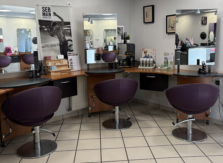 Vous rêvez de reprendre un salon clé en main dans une région dynamique en Haute-Corrèze ? Ne cherchez plus !
Caractéristiques du Salon :
* Superficie : 90 m² plus un laboratoire et WC.
* Équipement :
* 11 places de coiffure
* 3 bacs de lavage avec fauteuils massants
* 3 Climazon
* 1 caisse enregistreuse
* 1 Hairspa
* 1 siège enfant
Les + :
* Localisation idéale, proche de tous commerces
* Parking à proximité pour la commodité de vos clients
* Clientèle fidèle et existante
Un cadre attractif :�Ussel (19) a récemment été classée parmi les 10 villes de France qui font le plus pour le pouvoir d’achat de leurs habitants. Une qualité de vie exceptionnelle qui attire et fidélise une clientèle locale.
Conditions :
* Location du local : 700 €/mois
Une belle opportunité pour démarrer ou développer votre activité dans une région pleine de charme et d’opportunités !