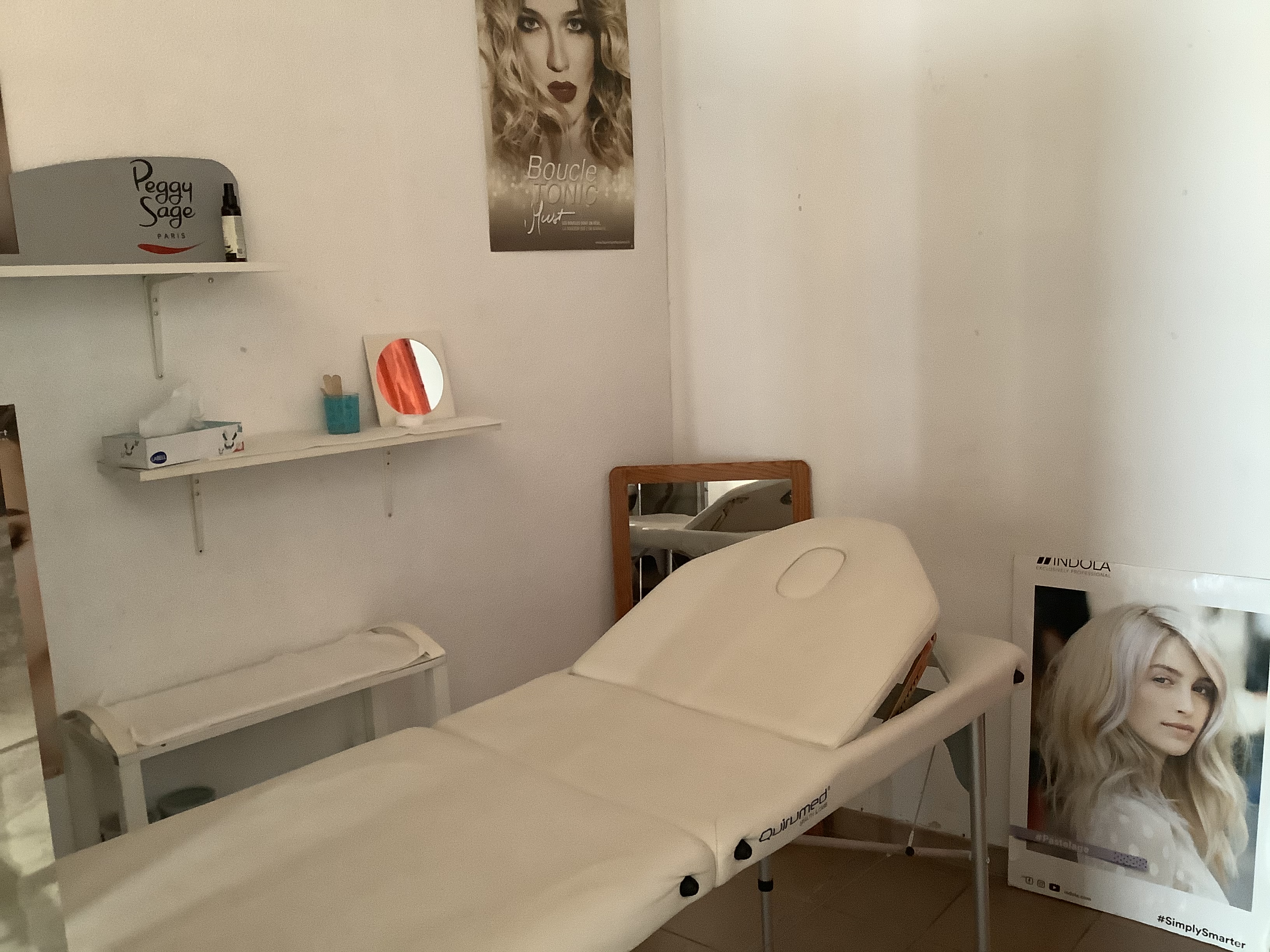 A vendre salon de coiffure (60 m2)
Dans village de 1200 habitants 
Très touristique
Avec clim réversible 
coin esthétique ayant
Porte indépendante (30m2)
Arrière boutique pour stock 
Plus wc 
 4 places de coiffage 
2 casques séchoirs suspendus
Tout le matériel et stock compris
Local prêt a travaillé de suite 
Idéal pour un débutant 
Loyer modéré (180 euro )
Installée depuis 1984
Clientèle Mixte  fidèle 
Désire prendre ma retraite
Affaire à saisir.