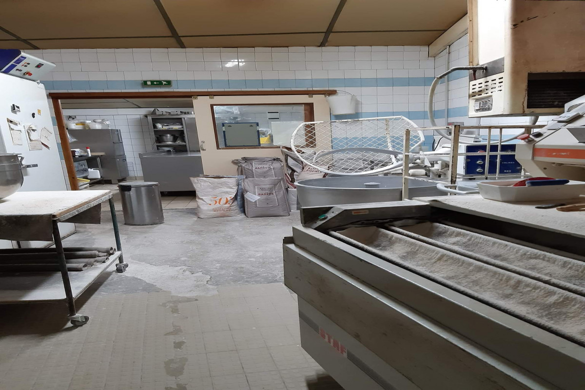 A vendre fonds de commerce Boulanger Pâtisserie au centre-ville de Rochechouart. 
Située dans une zone avec commerce,  parking devant la boutique. 
Jolie affaire bien placée,  potentiel de développement (coin snacking)
Four à 6 Bouches au gaz (de 19999)
Achat des murs possible ou loyer de 700 euros par mois.
Le bâtiment ne possède pas de logement 
Chiffre d'affaires 181k?
Prix TTC: 110 K? négociable