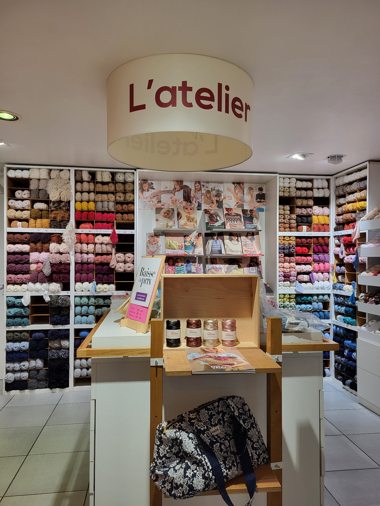 [COMMERCE A VENDRE] 📢

🧵 Et si votre prochain projet entrepreneurial prenait vie à La Souterraine ?

Une belle opportunité s’offre à vous avec la reprise d’un commerce de prêt-à-porter multimarques et fil à tricoter (Boutique Phildar), idéalement situé en plein cœur de ville.

Pourquoi ce commerce mérite votre attention ?
• Emplacement stratégique avec forte visibilité (vitrine neuve et lumineuse)
• Clientèle fidèle construite sur plusieurs années
• Flux complémentaire avec une clientèle touristique estivale
• Magasin en excellent état, fonctionnel et prêt à travailler immédiatement
• Surface confortable : 80 m² de vente + 20 m² de réserve
• Stationnement à proximité

📊 Des bases solides pour entreprendre :
• Chiffre d’affaires : 110 000 € HT (2025)
• Prix du fonds : 20 000 €
• Stock en sus (estimé entre 40 000 € et 60 000 €)
• Loyer annuel attractif : 7 200 €

Que vous soyez commerçant expérimenté ou porteur de projet en reconversion, cette boutique représente une opportunité accessible pour entreprendre avec un risque maîtrisé, dans une ville dynamique à taille humaine.

📍 La Ville de La Souterraine, c’est aussi un cadre de vie agréable, une vie locale active et un environnement propice au développement de votre activité.

📞 Informations et contact :
Muriel PERUCAUD : 06.82.93.46.75