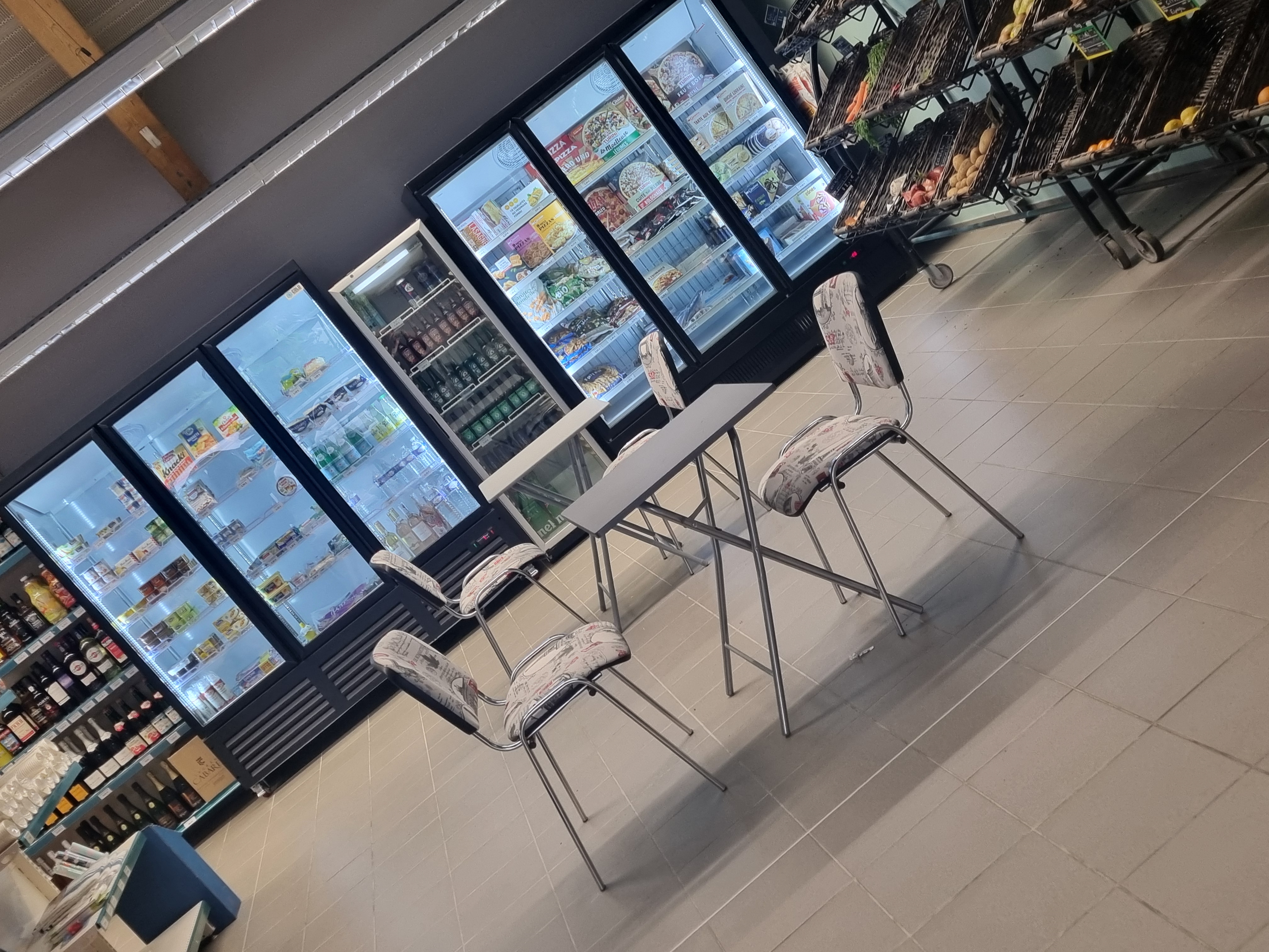 Cause changement de situation, vends épicerie de proximité située au coeur du village. Commerce connu localement, avec potentiel de développement.
local loué à la mairie.
Local prêt à l'exploitation (env 140m2 en surface commerciale + 1 réserve, 1 chambre froide, 1 garage, 1 sanitaire).
idéal pour une reconversion professionnelle, couple ou personne seule.
actuellement alimentation générale, dépôt de pain, presse, gaz, coin pause café en terrasse ou intérieur, rôtisserie...
PV : 60000€ + stock (à définir lors de la signature)