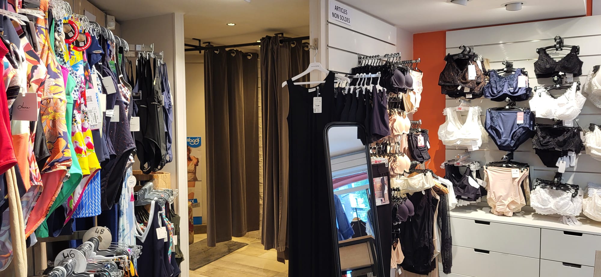 A vendre fonds de commerce en lingerie en plein cœur de Morlaix (29) avec un bon CA et un très bon fichier clients, pour cause de déménagement.
Il y a 45 M2 de surface de vente, 3 cabines d'essayage, un bureau de 12 M2 à l'étage, une réserve de 45 M2 et un coin cuisine/ WC à l'étage.
Loyer modeste pour emplacement sur rue principale et passante en voiture et avec un large trottoir.