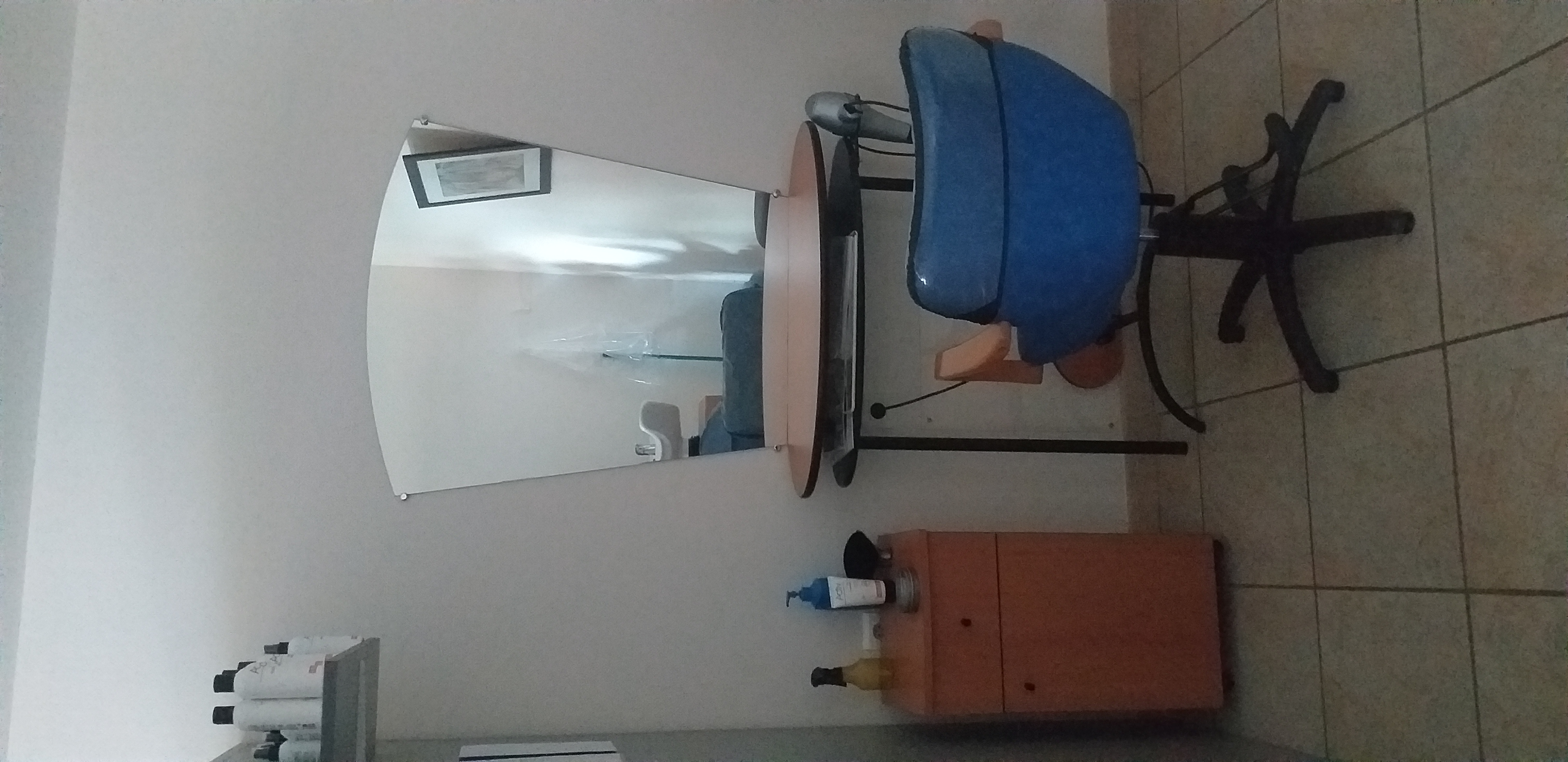 Vends cause retraite.
Salon de coiffure  mixte et prothésiste  capillaire. 
Surface de 80m2, repartie 40m2 salon de coiffure, 20m2 pour perruques médicales et 20m2 cuisine réserve.
Créé  en 1997 sur une rue commerçante  près  des écoles.
Stationnement  devant avec une place handicapée  en plus.
Salon de plein  pied. 
3 bacs, 3 postes de coiffage, 3 attentes.
Climatisation,  chauffage gaz.
Loyer 400 €. 
Sans employé 
CA ht 60000 €.