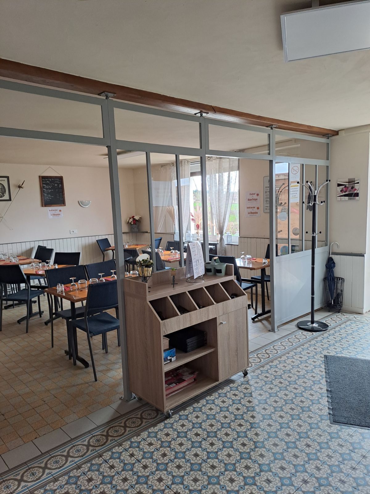 A REPRENDRE—CLESSY, Bourgogne du Sud—Restaurant traditionnel et bar (avec Licence IV), installé depuis 2019
CA 2023 : 100.000 €, Marge Brute : 61,6%, Valeur Ajoutée : 36,9%, 7 services/semaine (dont vendredi et samedi soir)
2 salles de restaurant de 30 couverts chacune, complétées par 1 salle de bar (10 places assises) et 1 terrasse en façade (ombragée) de 30 couverts
Situé sur axe passant Gueugnon/Charolles, à 4kms de Gueugnon, très belle notoriété locale (spécialités et soirées à thème, page facebook https://www.facebook.com/p/Le-Dartagnan-100057468968611/?locale=fr_FR
Bon taux de remplissage le week-end, position centrale sur une zone de chalandise de 40.000 habitants à 20min
Cuisine spacieuse, équipement récent (liste sur dde), dans un cadre de travail privilégié ; aucun travaux à prévoir ; accessibilité et toilettes PMR ok, bail de 427 € mensuel
Points forts et potentiel : En s’appuyant sur un très bon taux de réservation (soirées à thème, repas de famille, banquet, associations …) ; une belle demande présente
Affaire à céder pour retraite, accompagnement proposé, montant souhaité : 70.000 € (pour le fonds)