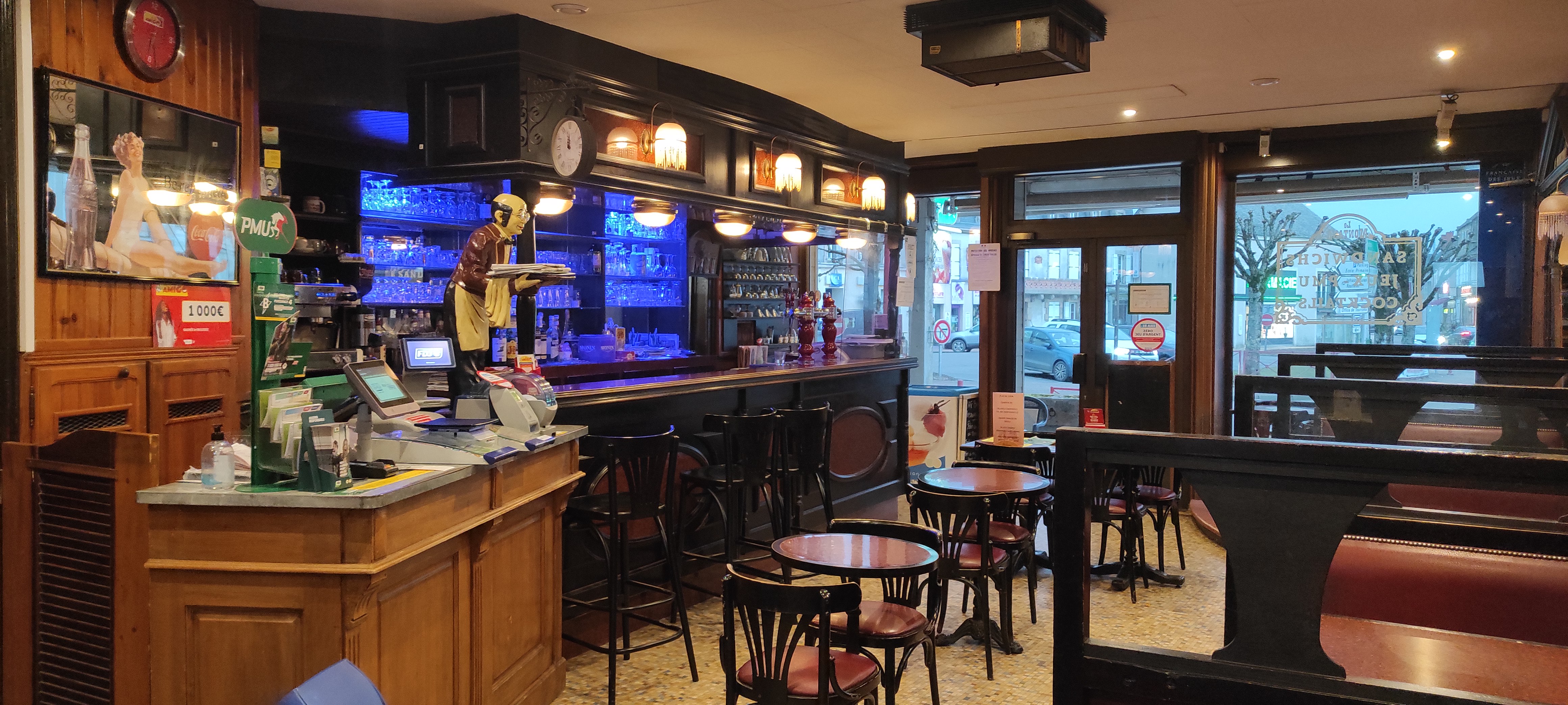 Idéalement placé (au centre-ville et face au parking) sur la commune de Château-Chinon ville (2000 habitants dont  800 étudiants).
Proche du panorama qu’offre le site dit “Le calvaire” et de son projet Astronomie « de la Terre au Ciel ».
Voisin également d’un lieu Associatif qui déplacera toutes les générations et toute l’année.
Ville dynamique de part ses nombreux commerçants, artisans et multiples professionnels de soins (hôpital, médecins généralistes, dentiste, ostéopathe, kinésithérapeutes, podologue, vétérinaire…). Château-Chinon, ville d’accès entre Bourges (18) et Dijon (21) via Nevers (58).

Bar, Licence IV, Glacier et Snack, Française des Jeux et PMU
Terrasse extérieure privée : 20 m2.
Raison de la Vente : départ en Retraite.

En activité depuis  20 ans. Etablissement ouvert de Mi-février à décembre et fermeture le Dimanche.
1 dirigeante (gérante) et 1 salarié cadre.

Bar : Etablissement « prêt à l’emploi ». Une Salle principale de 80 M2 (50 places assises) plus une Salle de 30 M2 . Bar équipé et très fonctionnel (long comptoir de bar et réfrigérateurs, machine à café, à glaçon, lave verres… la salle bar comporte un chauffage accumulateur. Sanitaires refaits en 2020.
Cuisine : 25 M2 équipée (matériel snack de qualité, friteuses, trancheuse, four à air pulsé, micro-ondes, groupe frigorifique, tables inox … ) Refaite en 2020 aux normes et toute faïencée.
Logement (à rénover) : 2 appartements de 55 M2 chacun et un balcon de 45 M2 .

Investissement à prévoir : Travaux de décoration et personnalisation du Bar … 
Clientèle : Nombreuse et fidèle, locale, régionale et touristique. L’établissement bénéficie d’une bonne réputation locale. Accueil également de groupes Randonneurs, Club auto et moto.
Résultats financier : Affaire saine – C.A  annuel moyen sur les quatre  dernières années  : 180 000 €.

vendeur : Mme CHARLES-GREBIN Patricia - 5, place Notre Dame - 58 120 Château-Chinon - Tél : 03 86 85 07 77 – dboulenger58120@gmail.com 

Possibilité d’accompagnement pour la réussite du ou des futurs acquéreurs sur cette affaire qui ne demande qu’ à grandir. Augmentation facile sur l’évolution du Snack, des Jeux et même du chiffre au Bar.