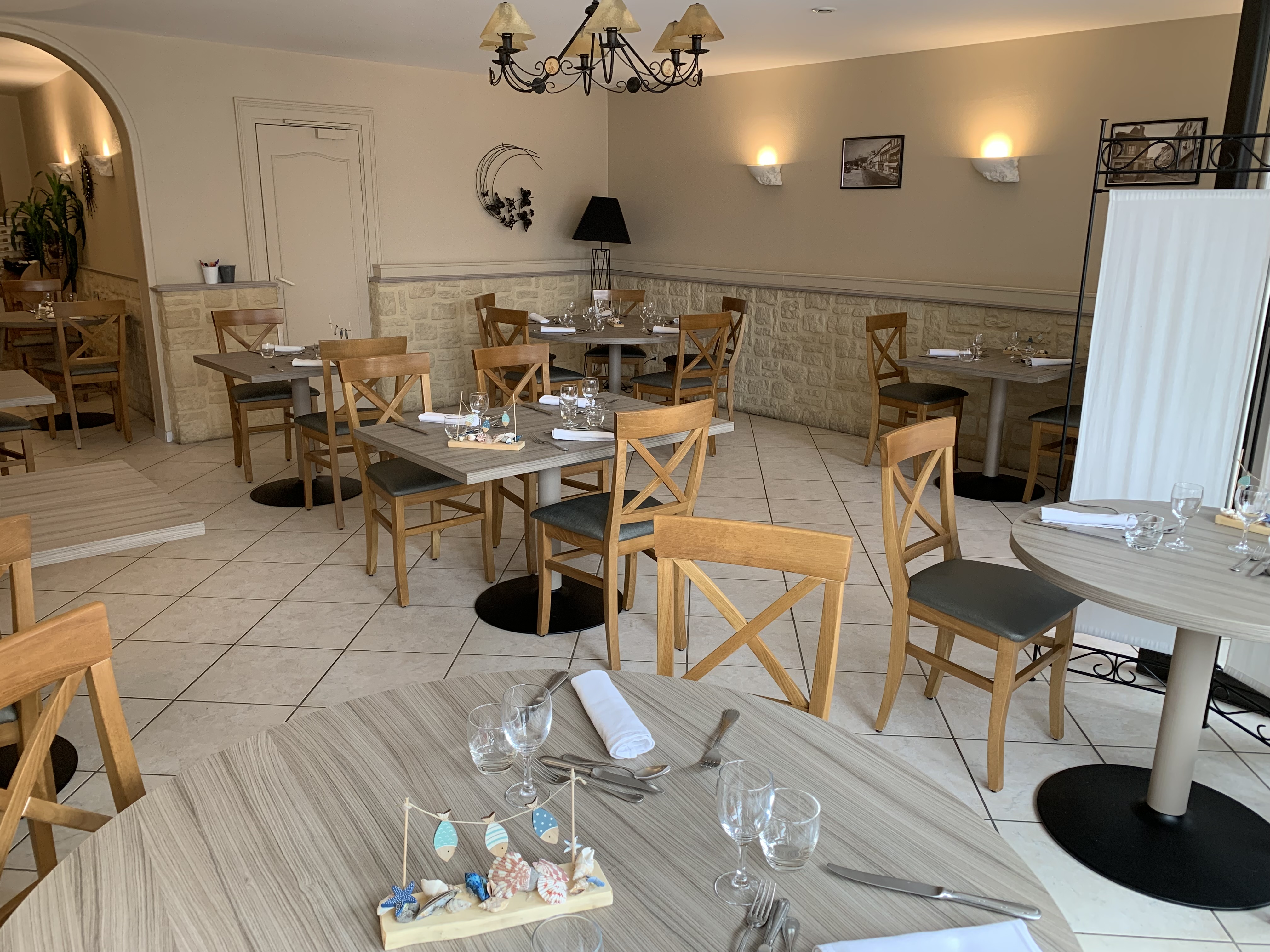 Auberge Tartarin – Duclair (76)

Idéalement située en plein centre-ville de Duclair, sur la place principale, l’Auberge Tartarin bénéficie d’un emplacement au cœur de la vallée de la Seine, entre Rouen et Le Havre, dans une commune dynamique et touristique.

Ce restaurant reconnu profite d’une excellente visibilité, d’un flux constant, d’une clientèle fidèle et d’un parking à proximité immédiate.

Capacité totale de 115 couverts :
90 couverts en intérieur répartis sur deux salles chaleureuses, complétés par une terrasse de 25 places.

Cuisine professionnelle complète, équipée en matériel Hobart, parfaitement entretenue et conforme aux normes, permettant une reprise immédiate sans investissement supplémentaire.

Logement de fonction inclus comprenant trois chambres, un bureau, une salle de bain et un salon/séjour, un atout majeur pour allier confort de vie et activité professionnelle.

Affaire saine et rentable avec un chiffre d’affaires constant et une bonne rentabilité.

Idéal pour un couple de restaurateurs ou un professionnel souhaitant s’installer dans un cadre attractif avec une activité clé en main.

Renseignements sur demande.