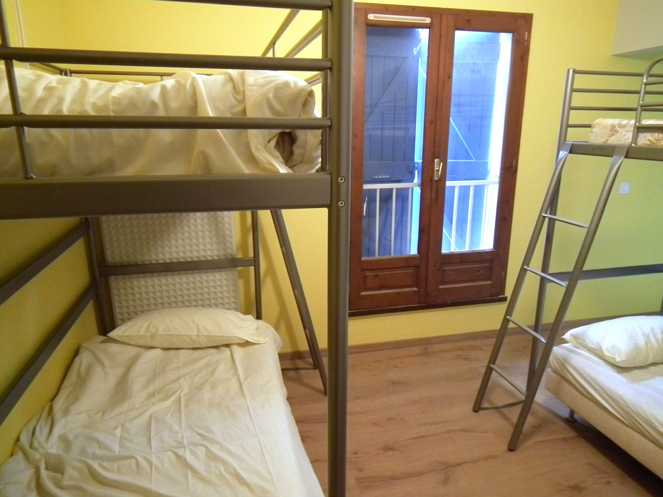 Le Friendly Auberge, situé en banlieue Toulousain, est un établissement hybride combinant hôtel, auberge de jeunesse, restaurant traditionnel, location de salles et repas de groupes. Implanté dans une zone urbaine stratégique, à proximité immédiate d’Airbus et de ses nombreux sous-traitants, il bénéficie également d’un cadre campagnard grâce à sa situation dans le quartier du village historique, en bordure d'un parc et près de quelques commerces.
L’établissement dispose d’un positionnement différenciant, alliant hébergement flexible (chambres privées et dortoirs) et restauration authentique au feu de bois, entièrement faite maison. Il s’adresse à une clientèle variée : professionnelle, étudiante, ouvrière, associative, touristique, internationale, ainsi qu’aux groupes scolaires et sportifs, repas et soirées privées ainsi que des séminaires ou conférences professionnelles.

👉 Cession du fonds de commerce avec un fort potentiel de développement.