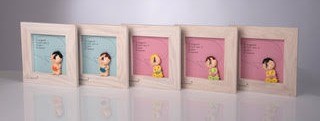 Petits personnages en plâtre céramique en 3D représentant le papa, la maman, les enfants, les animaux de compagnies pour créer votre portrait de famille. 
Artisanat 100% français et fait main personnalisé  à la demande du client .
Cadres en bois des Landes avec déclinaisons pour le cadre de Mariés et le cadre de Naissance Vente sur un site internet et sur les divers marchés de Noel de France et autres. Possibilités de développer le produit sur d'autres supports tel que tee-shirts  mais aussi en boutique bébé
Marque déposée à L'OHMI  dessins et modèles déposés étalement concept du de l'arbre généalogique