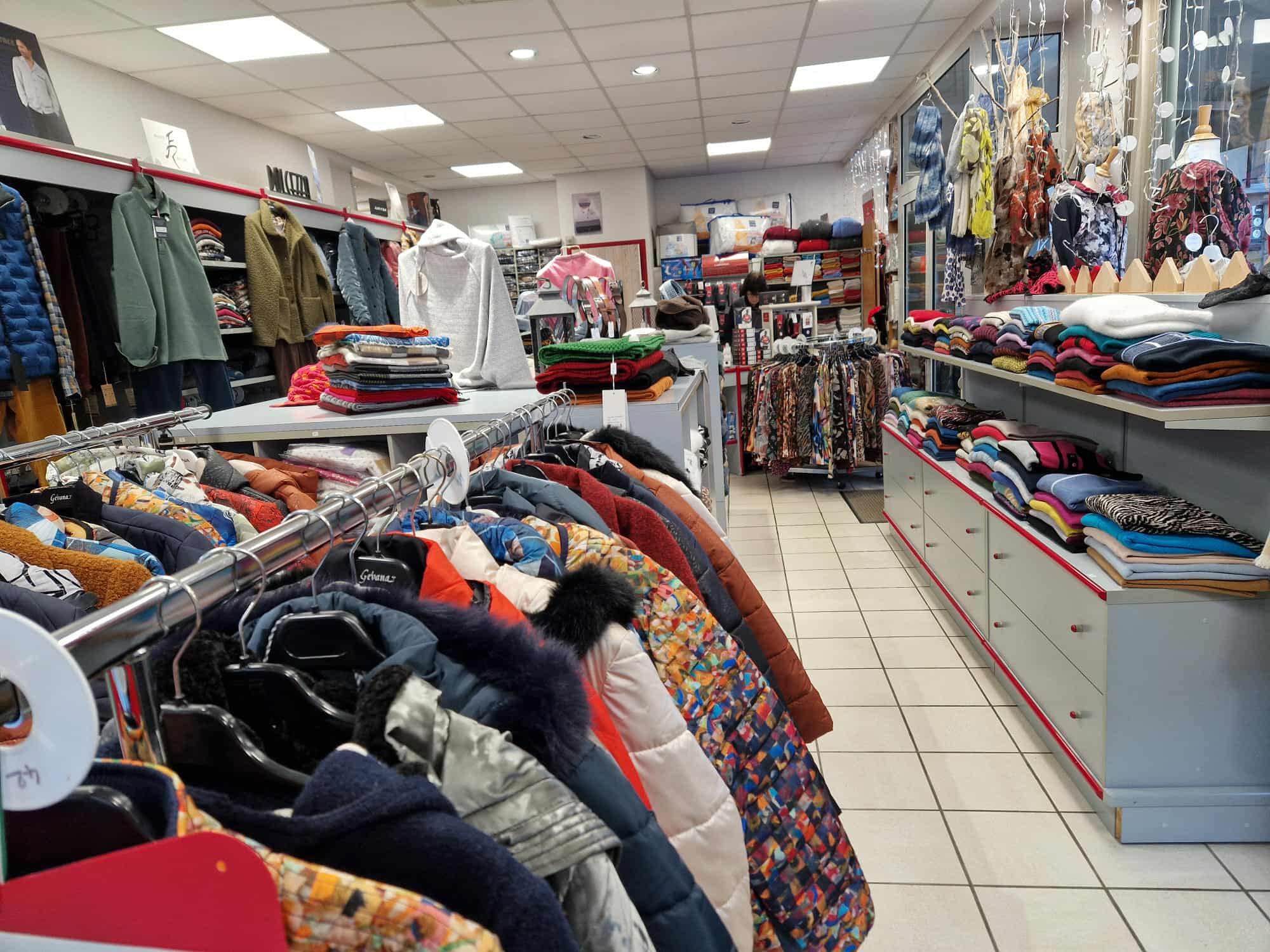 Vente fond de commerce pour cause de départ en retraite. 
Situé au coeur de la vallée du Lot à Espalion, pôle économique dynamique du Nord Aveyron. Ce commerce bénéficie d'un emplacement de premier ordre pour une excellente visibilité.

Activité :
- Prêt à porter hommes et femmes
- Vêtements de travail
- Linge de maison, accesoires, retouches...
- Clientèle fidèle locale+ clientèle touristique ( chemin de Saint Jacques, résidences secondaires été )

Atouts :
- Offre qualitative intemporelle et durable
- Pas de concurrence directe sur ce positionnement
- Bail 3, 6, 9 renouvelé en 2023
- Surface avec bonne accessibilité conforme aux normes ( sécurité hygiène,accessibilité PMR )

Prix de cession :
Fonds 80000 euros matériel compris

Pour plus de renseignements n'hésitez pas à me contacter.