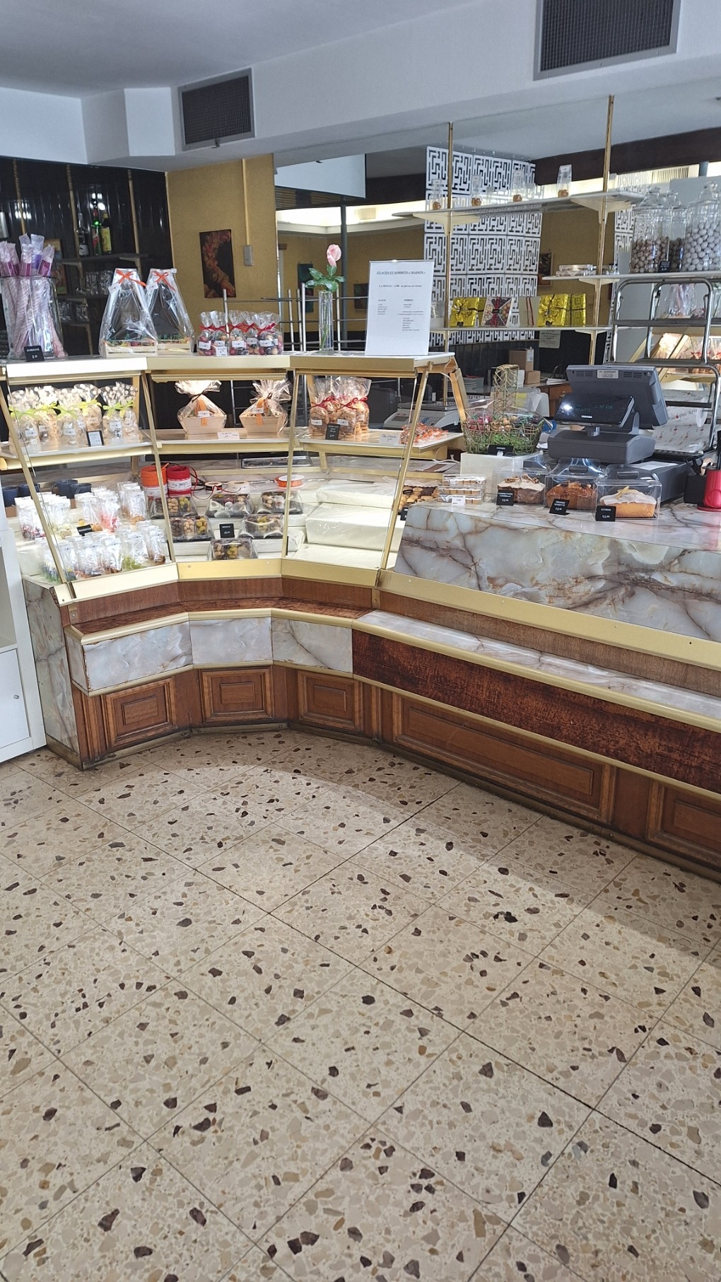 Vends fond de commerce Pâtisserie, glacier, salon de thé, chocolatier cause retraite. Situé au centre ville, exploité depuis 35 ans. Matériel entretenu, très bonne réputation. Salon de thé 30 places, terrasse 24 places
